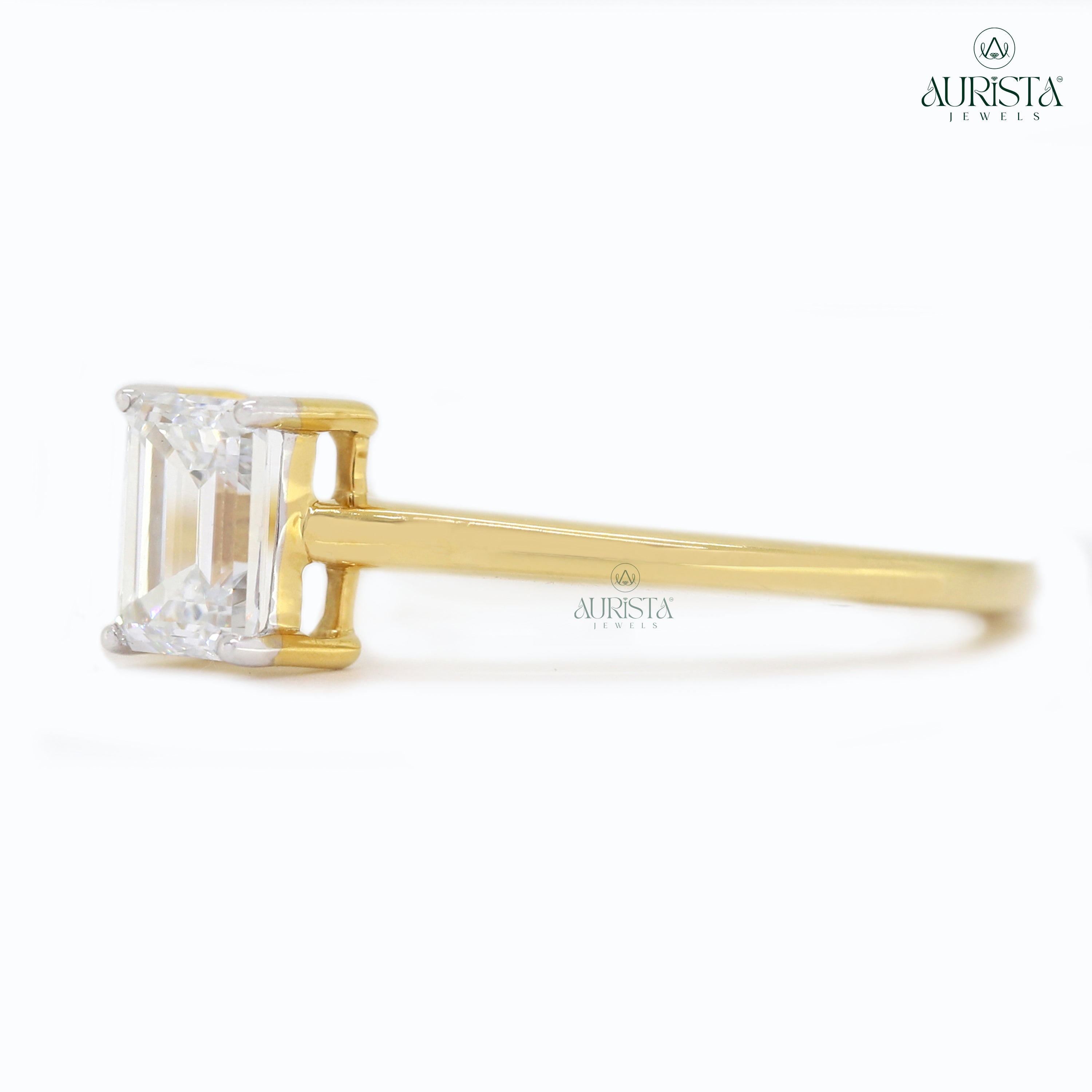 Lustre Divine – Yellow Gold Ring with Emerald Diamond