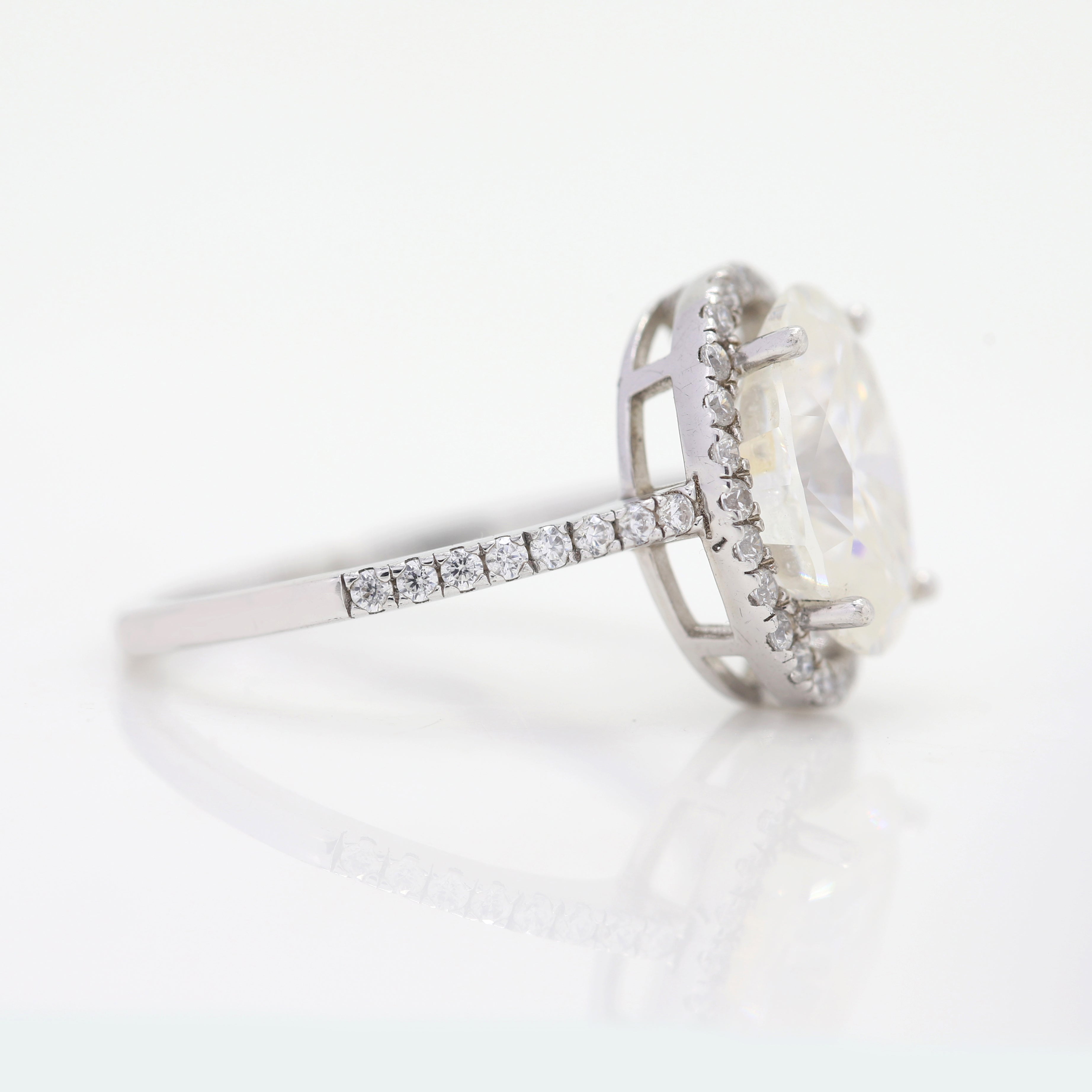 Light of Love – White Gold Ring with Oval Diamond
