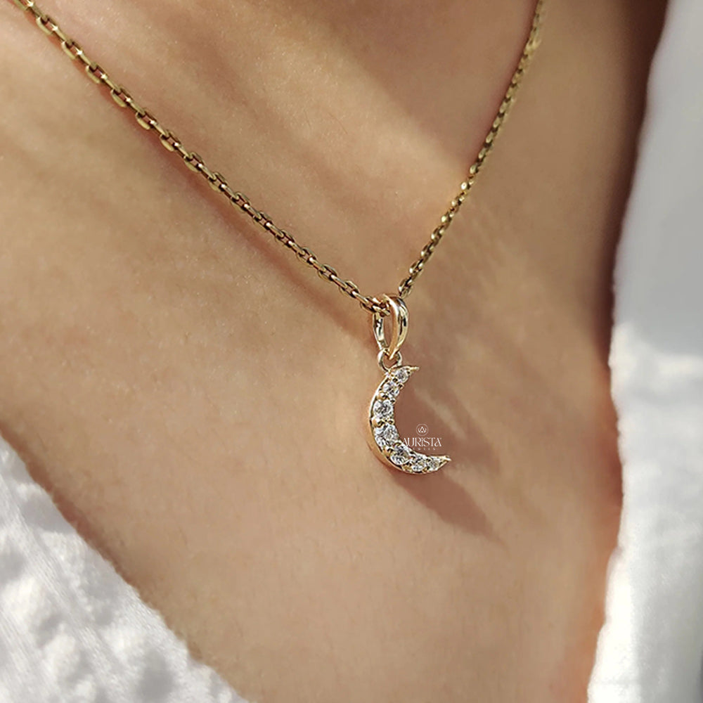 Classic Spark Round Diamond Pendant in Gold