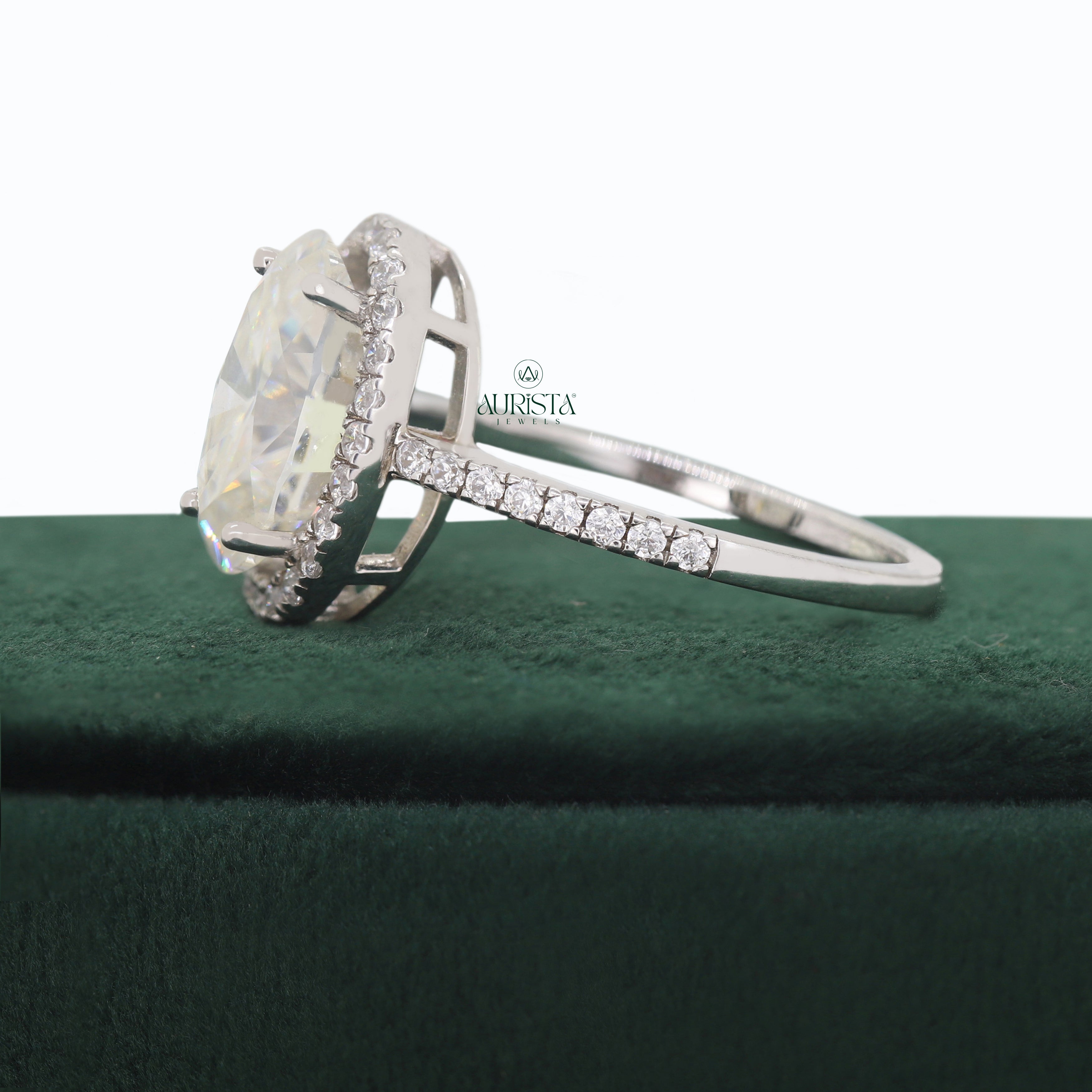 Light of Love – White Gold Ring with Oval Diamond