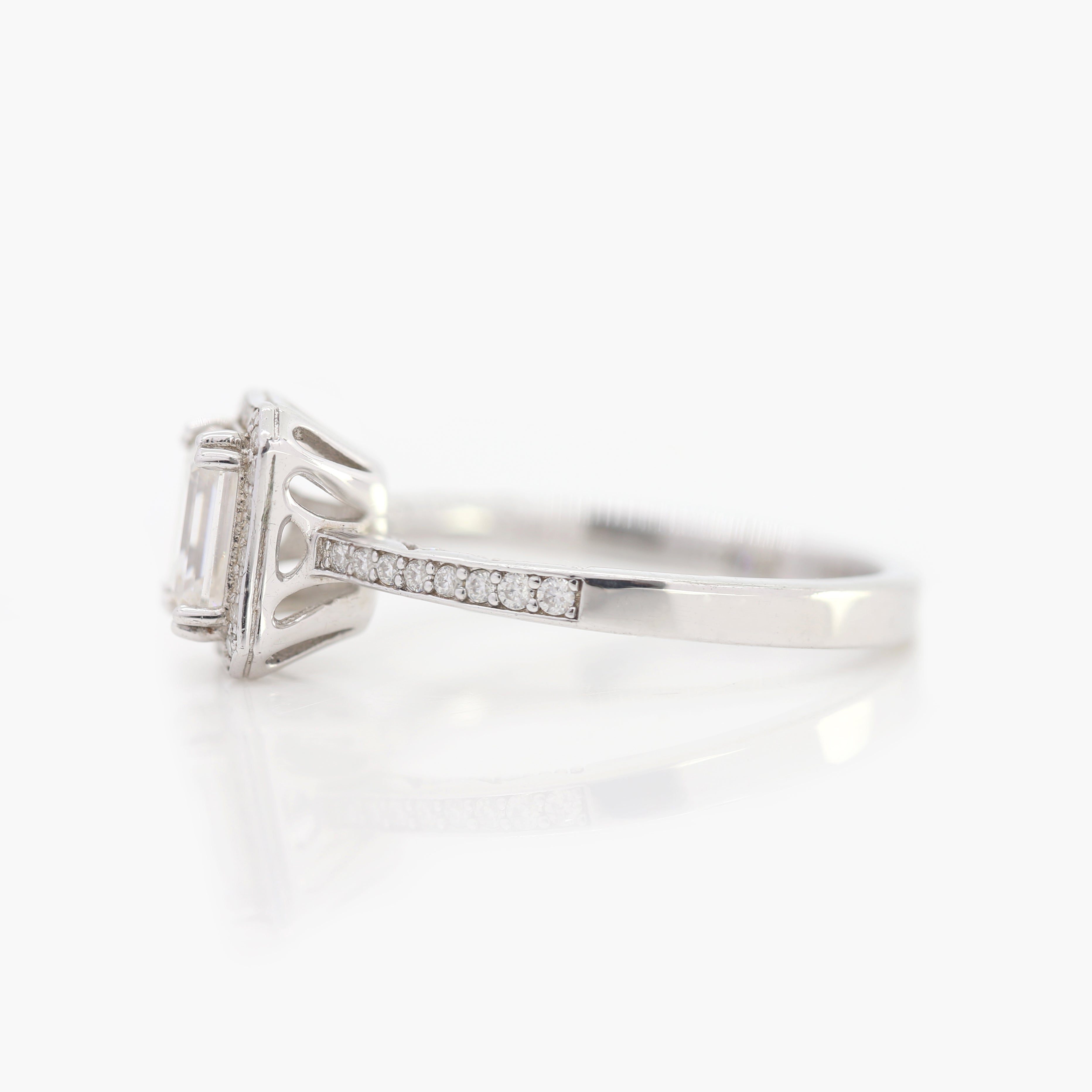 Shine On, Forever – White Gold Ring with Emerald Diamond