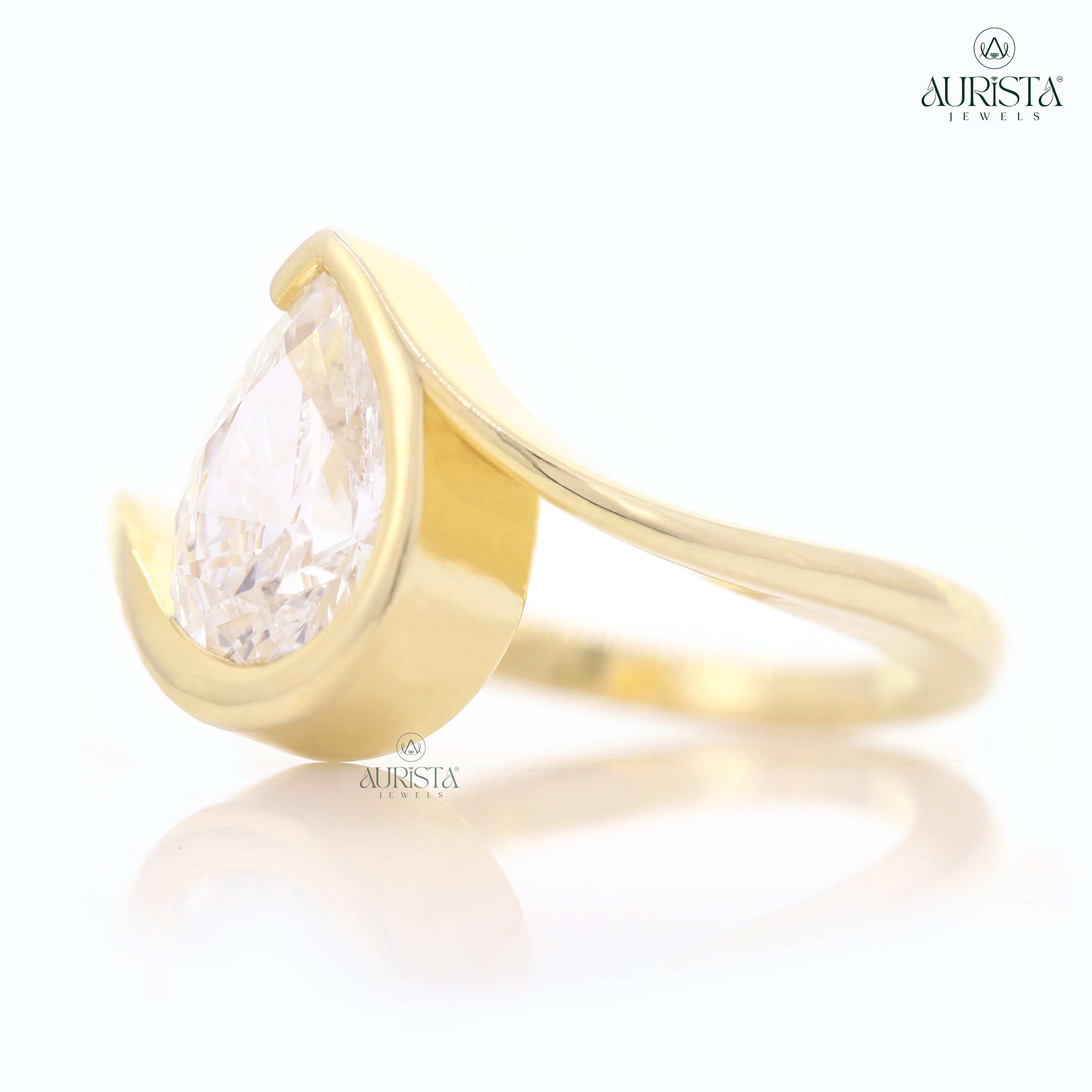 Eternal Touch – Yellow Gold Ring with pear Diamond