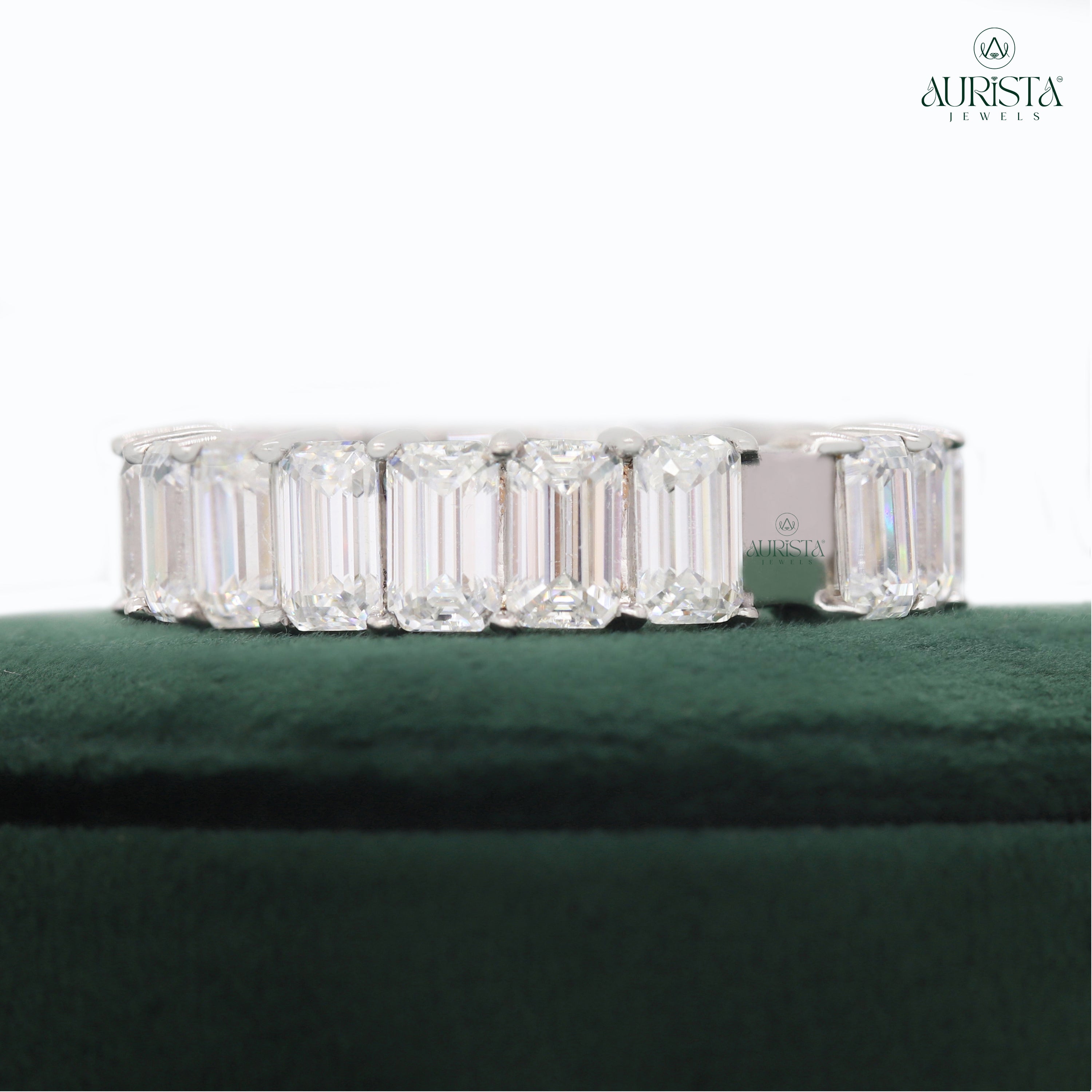 Forever Gleam – White Gold Band with Emerald Diamond