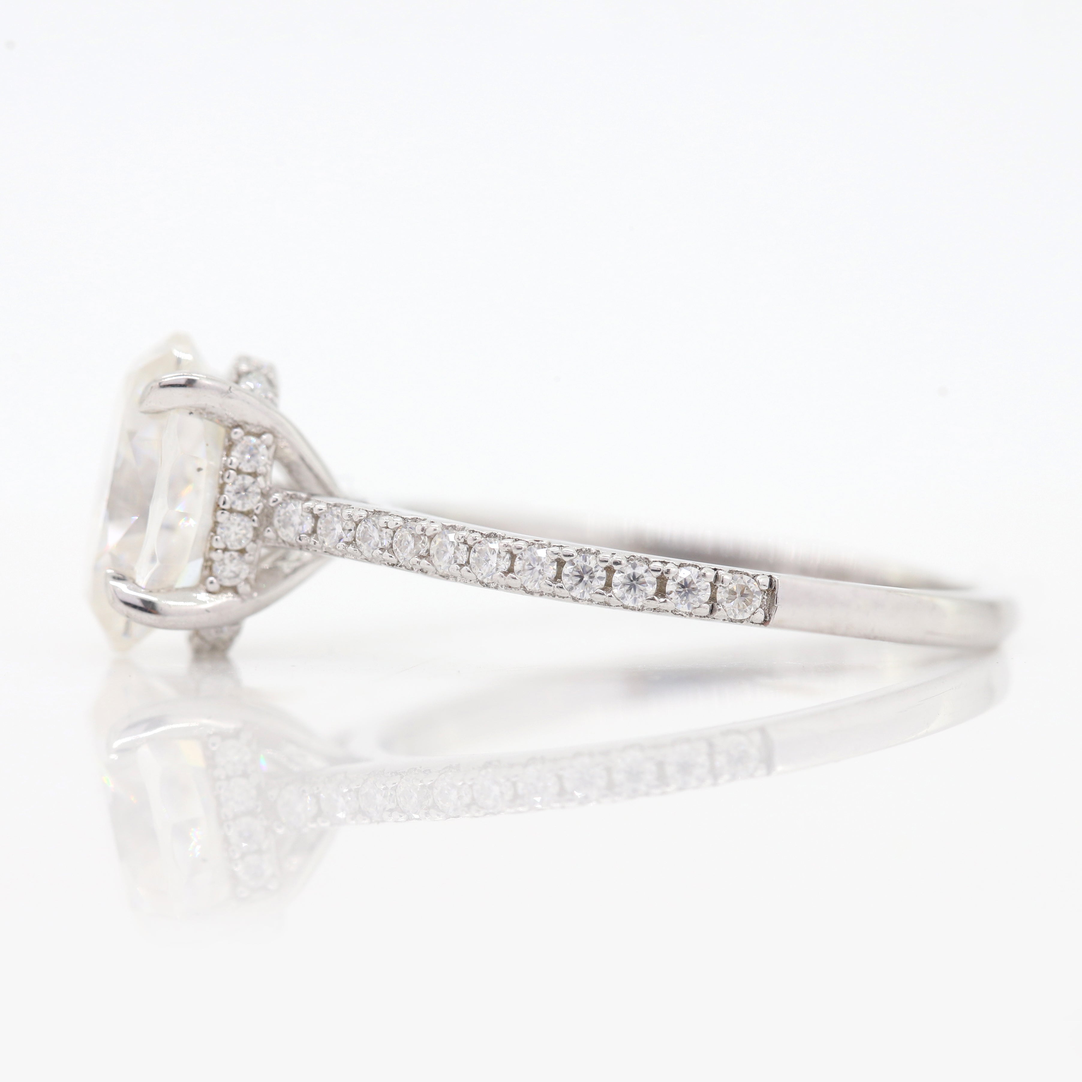 Understated Sparkle – White Gold Ring with Oval Diamond