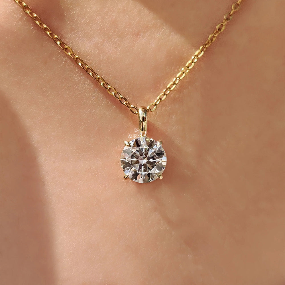 Starry Glow Round Diamond Pendant in Yellow Gold