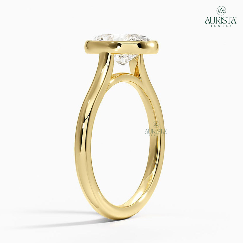 Timeless Union – Yellow Gold Band with Oval Diamond