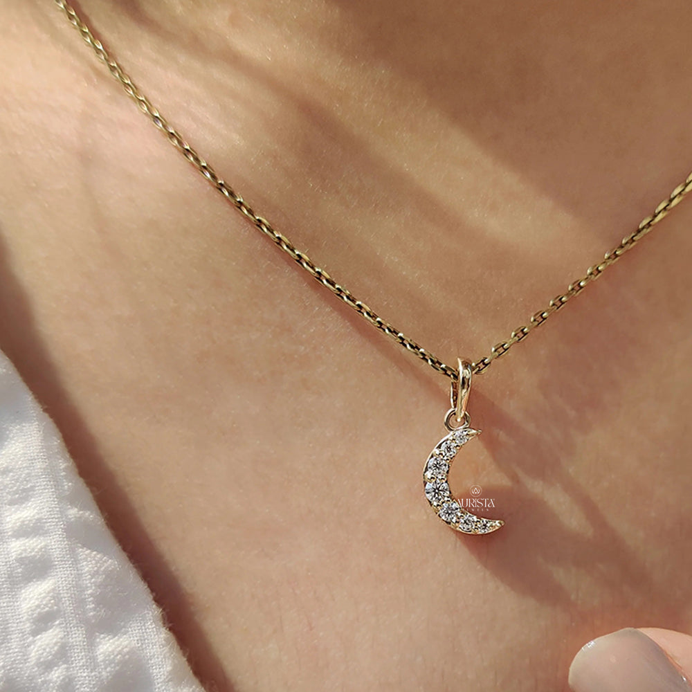 Classic Spark Round Diamond Pendant in Gold