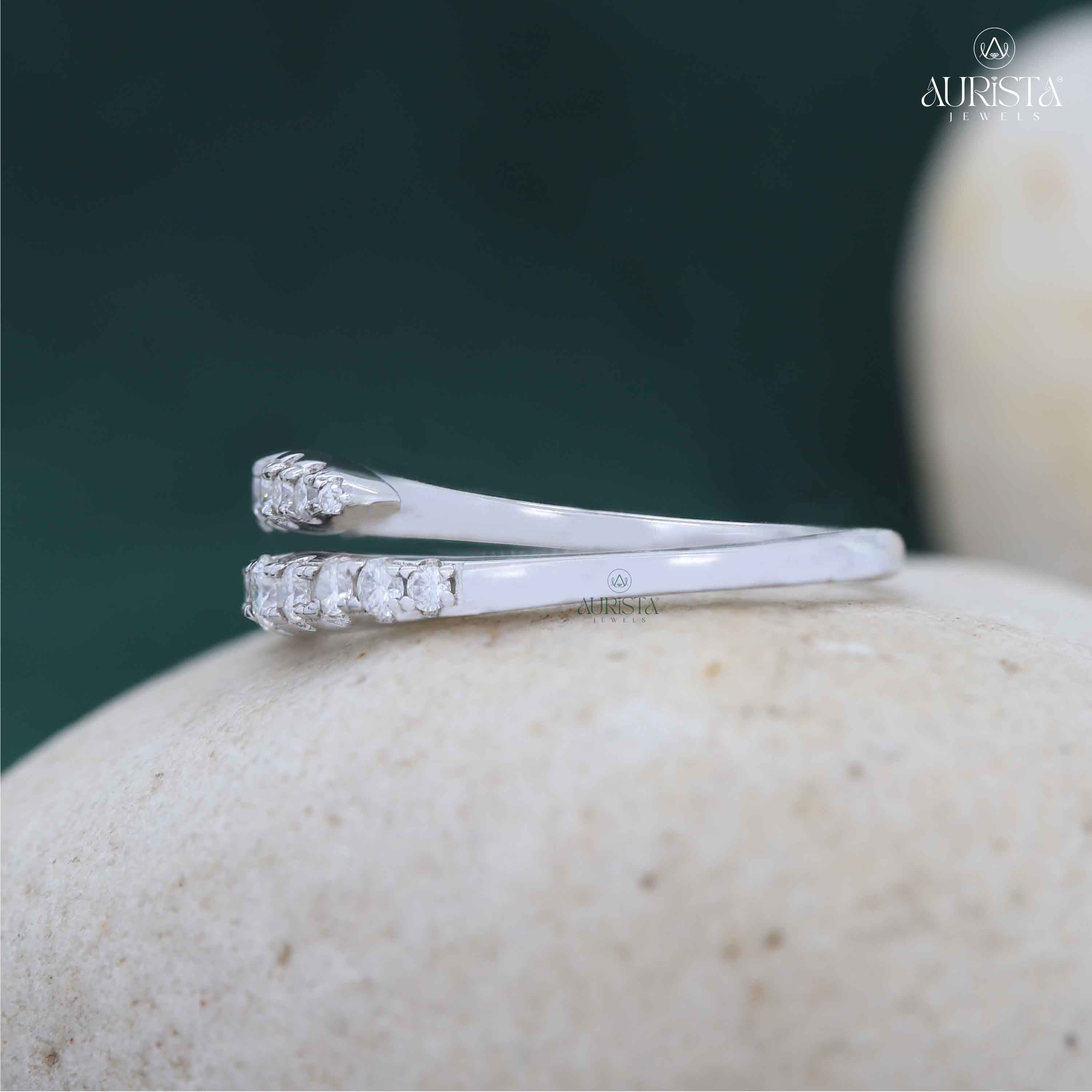 Exquisite Sparkle – White Gold Ring with Round Diamond