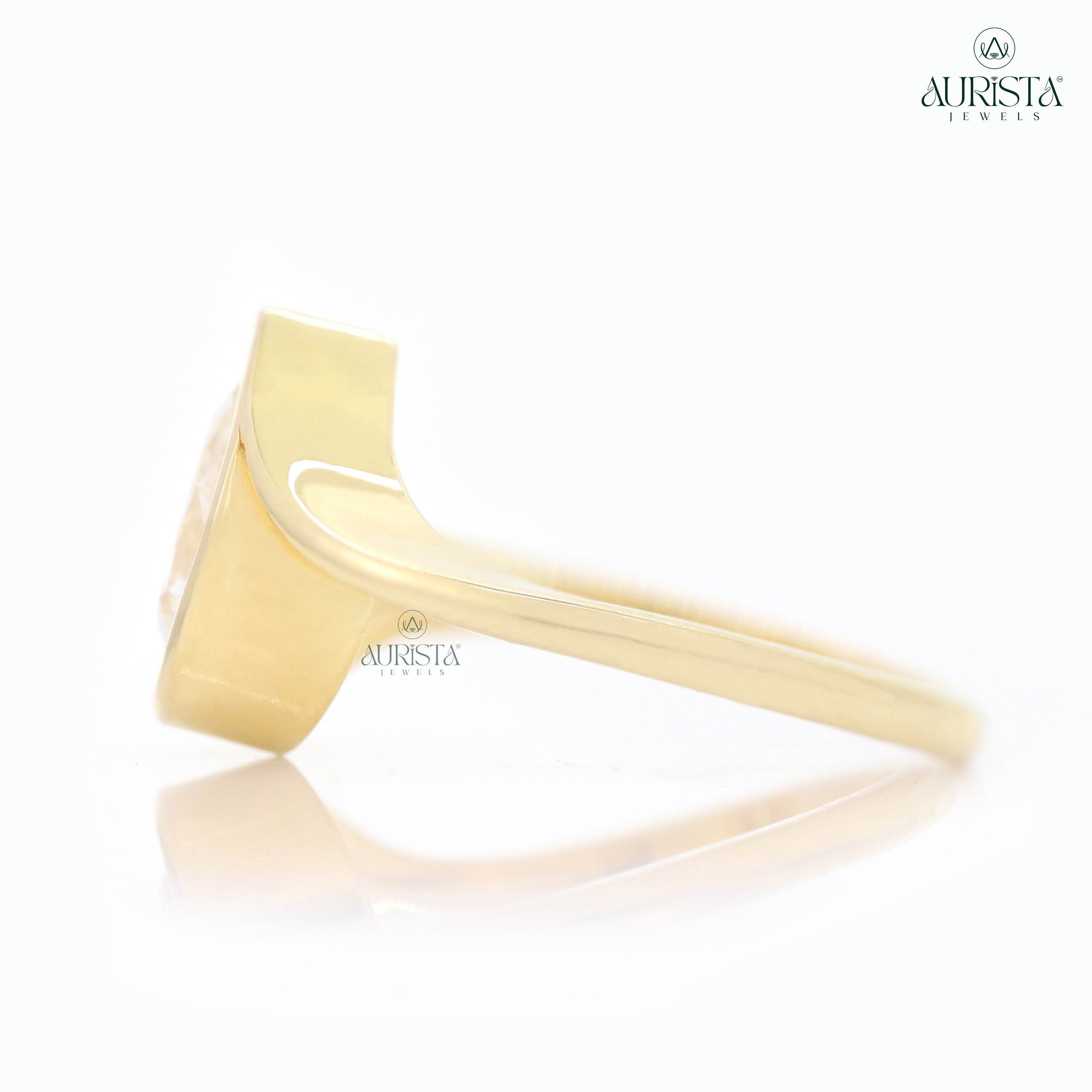 Eternal Touch – Yellow Gold Ring with pear Diamond