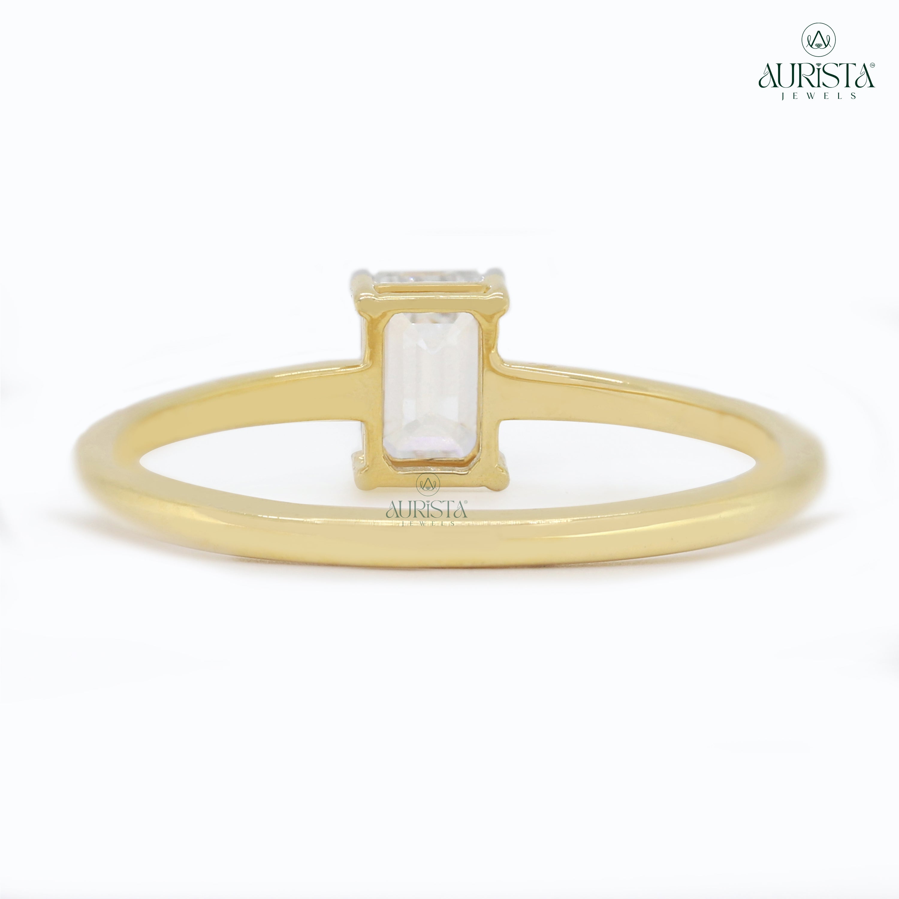 Lustre Divine – Yellow Gold Ring with Emerald Diamond