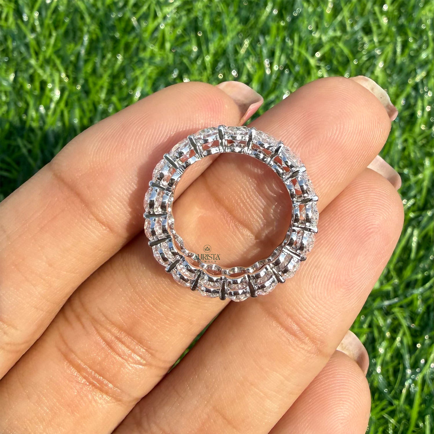 Glow of Eternity – White Gold Band with Oval-Cut Diamond