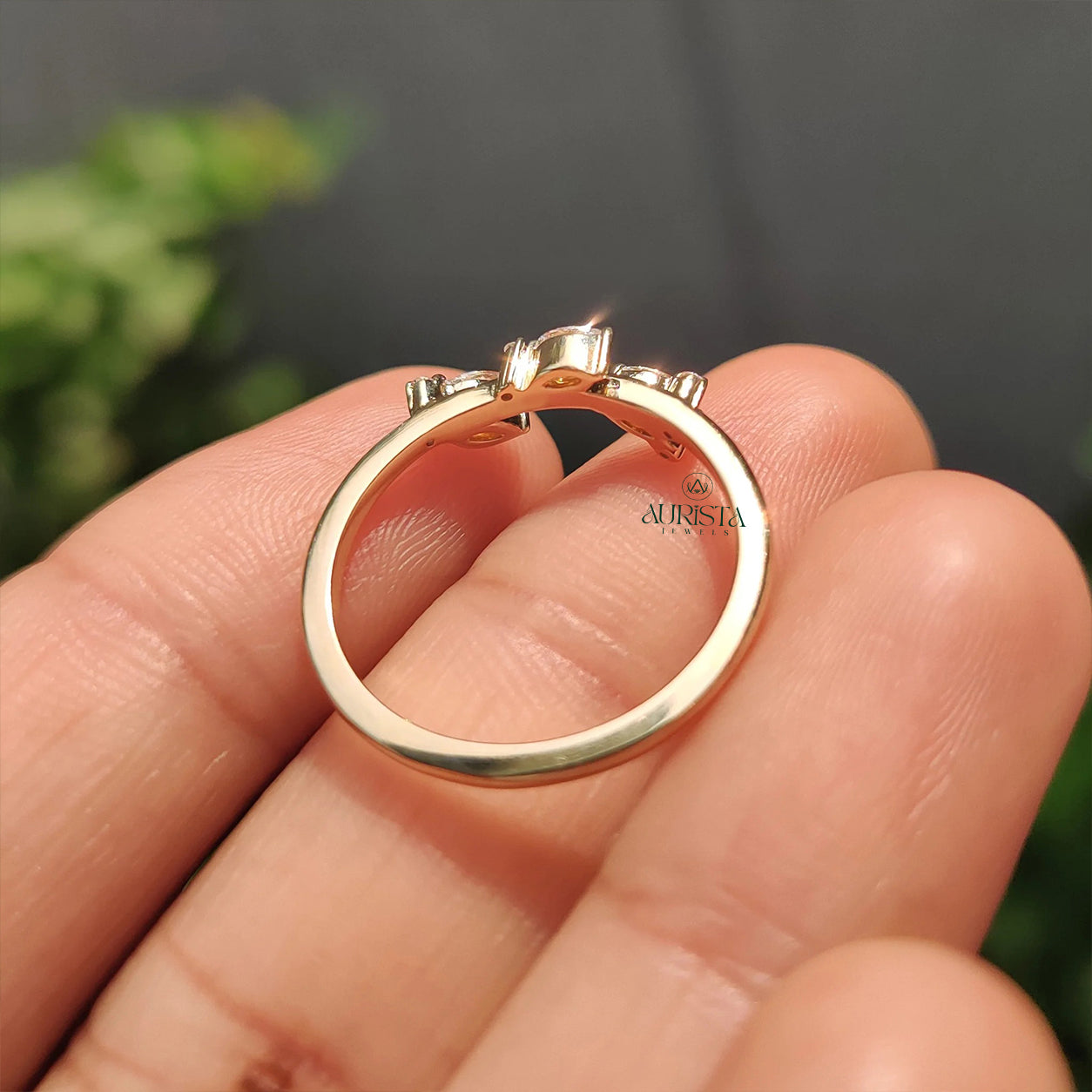 Pure Devotion – Polished Ring with Shimmering Diamond