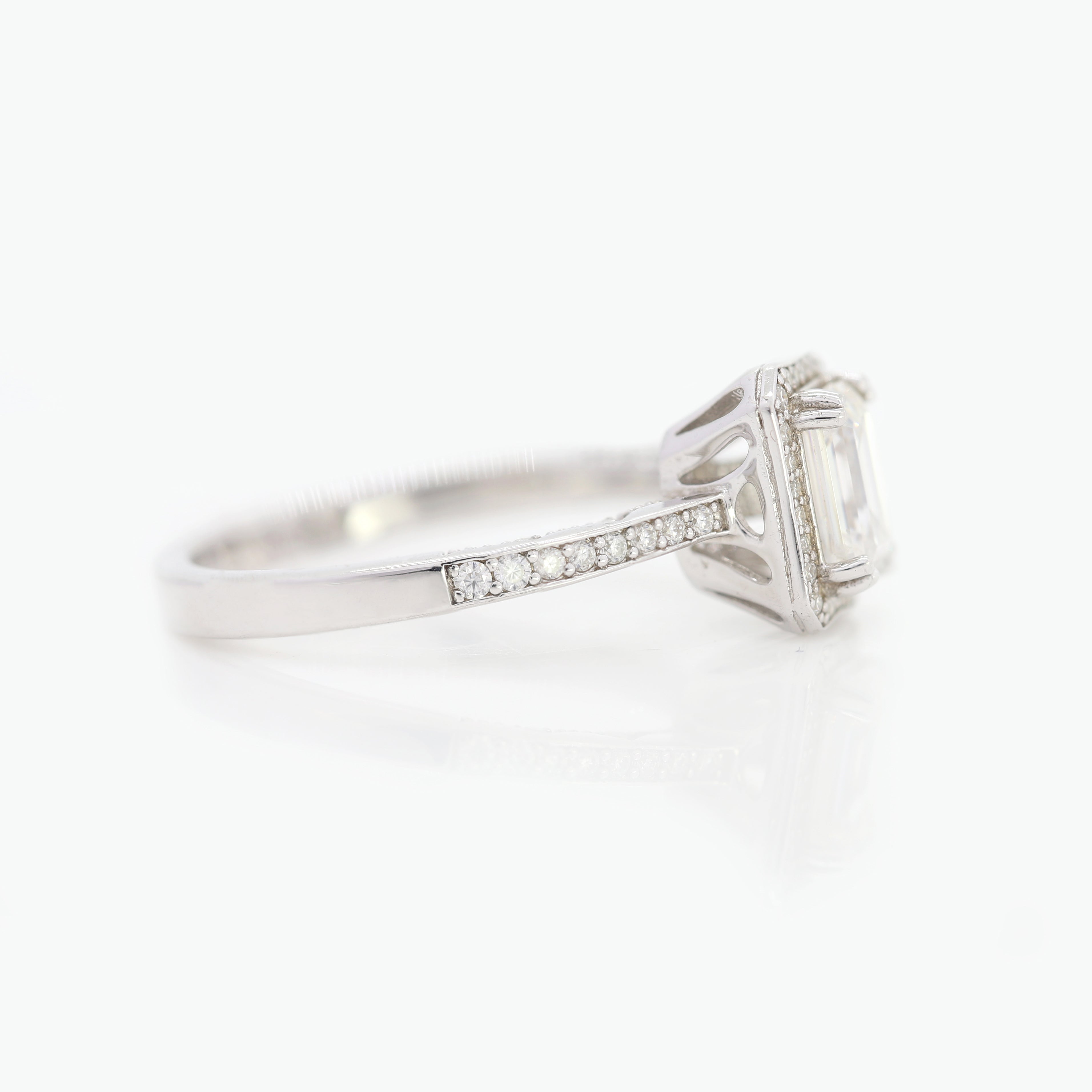 Shine On, Forever – White Gold Ring with Emerald Diamond