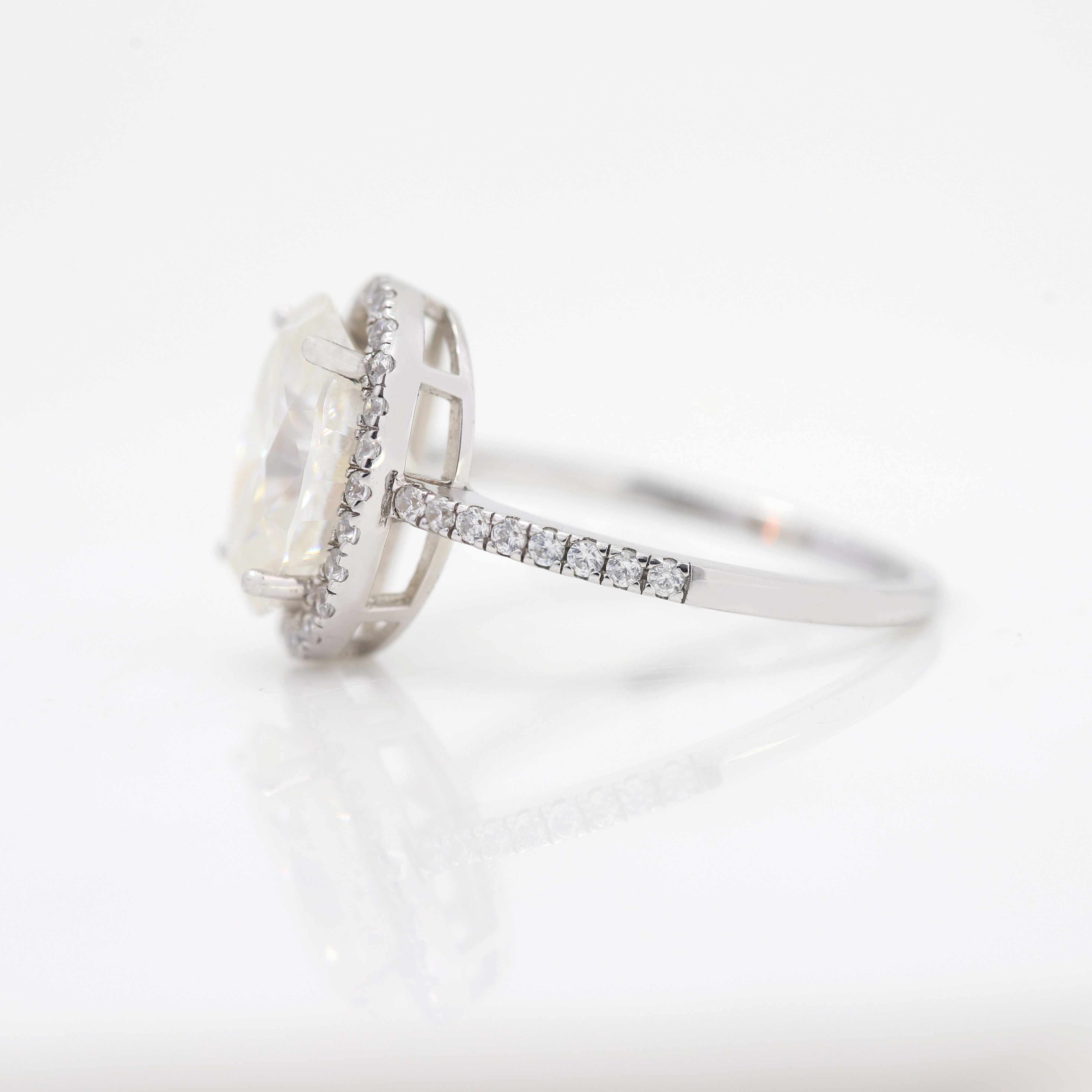 Light of Love – White Gold Ring with Oval Diamond