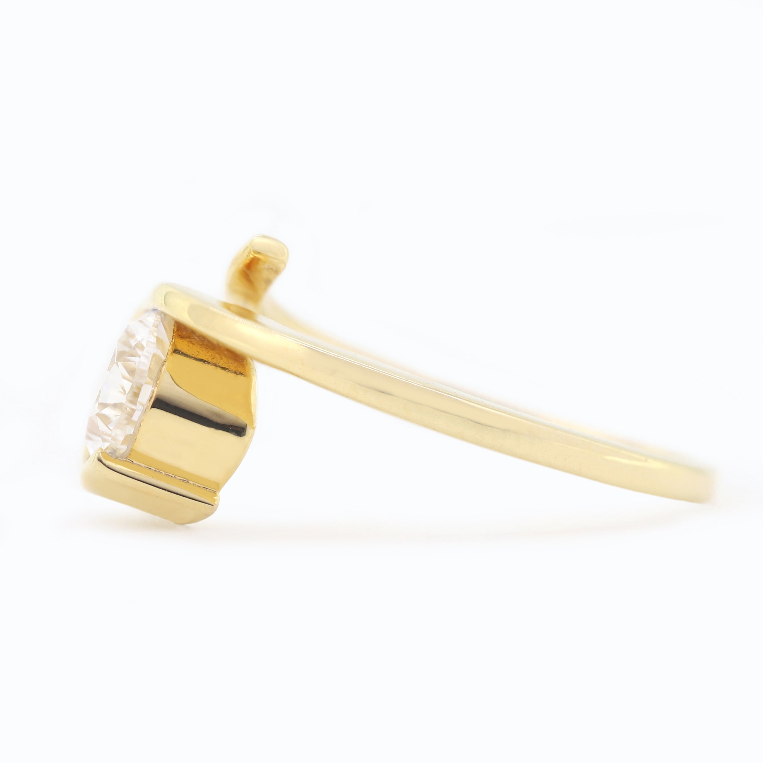 Shine of Promise – Yellow Gold Ring with Solitaire Diamond