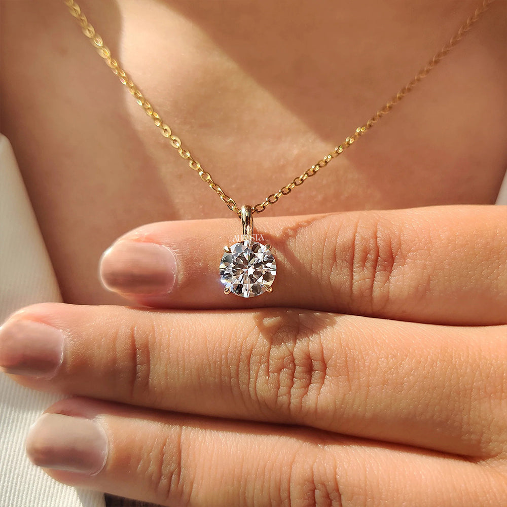 Starry Glow Round Diamond Pendant in Yellow Gold