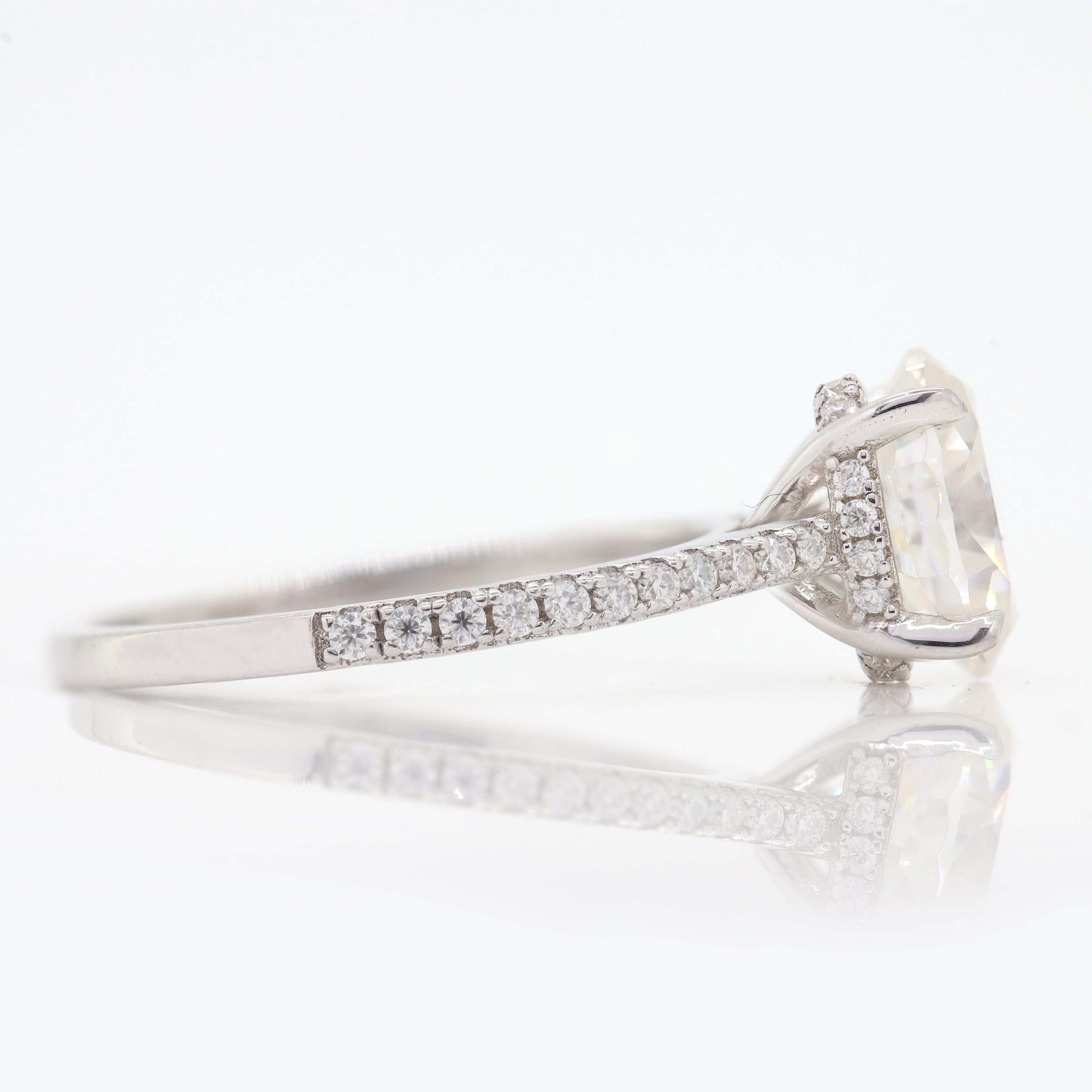Understated Sparkle – White Gold Ring with Oval Diamond