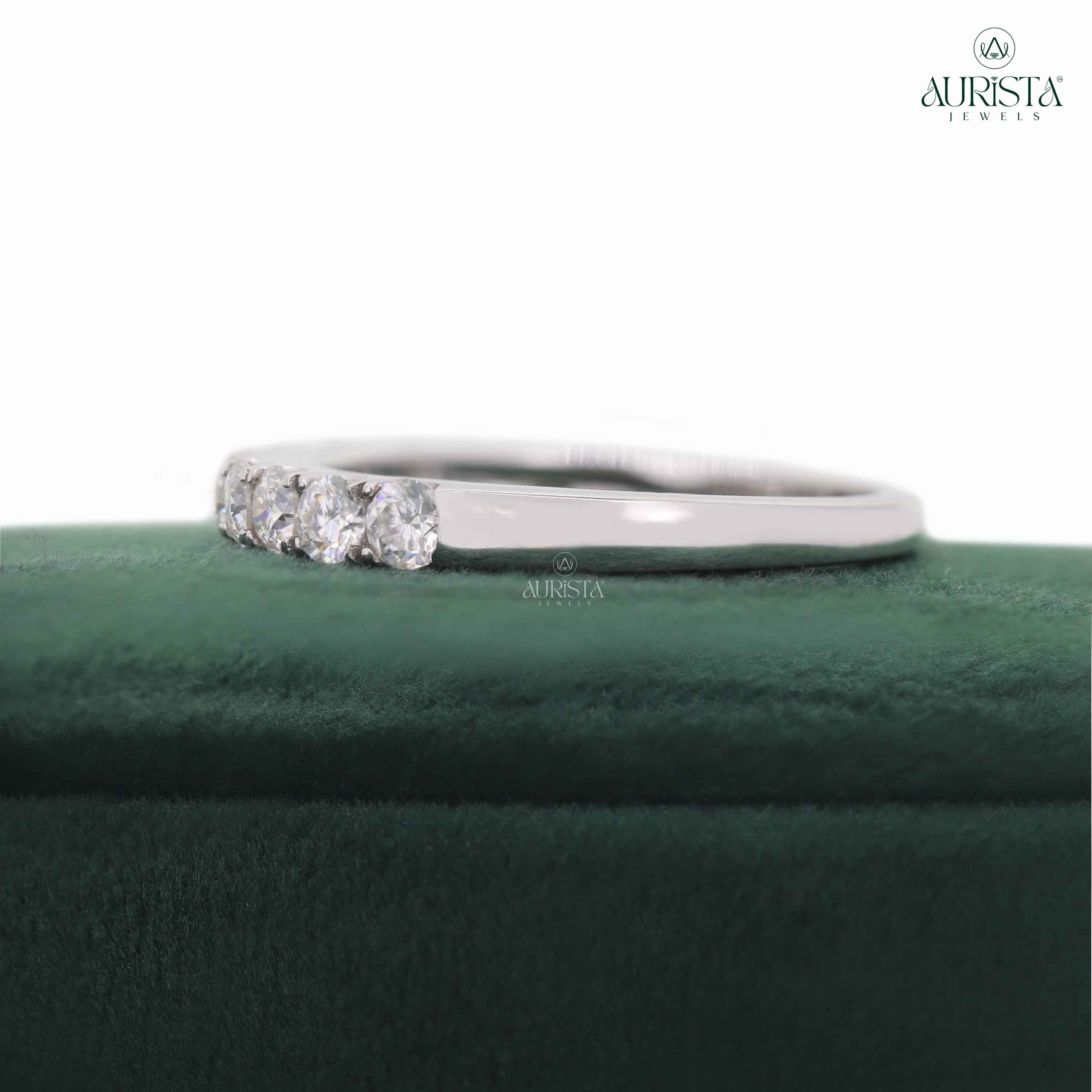 Bound by Brilliance – White Gold Ring with Round Diamond