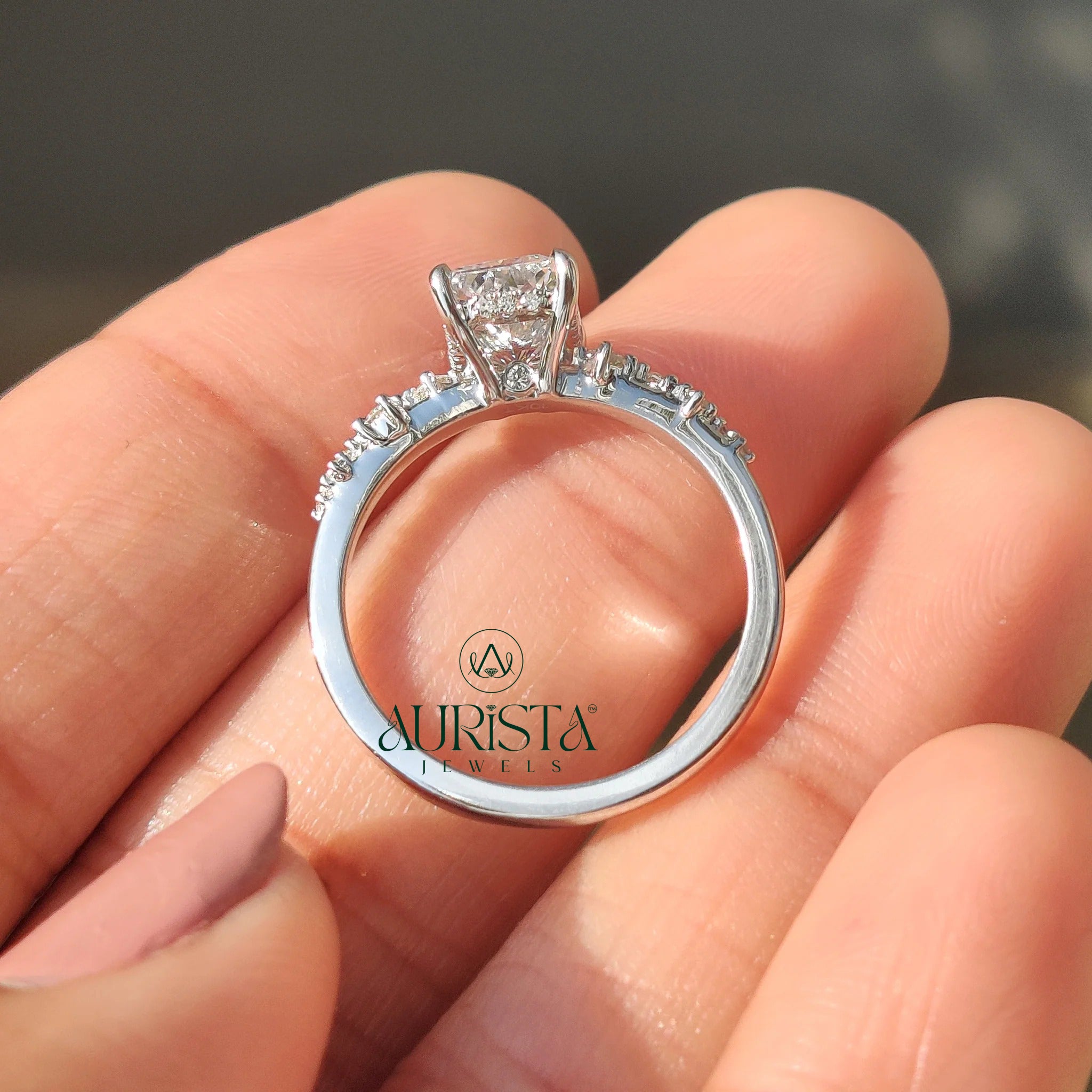 Golden Desire – Classic Charm with Radiant Glow