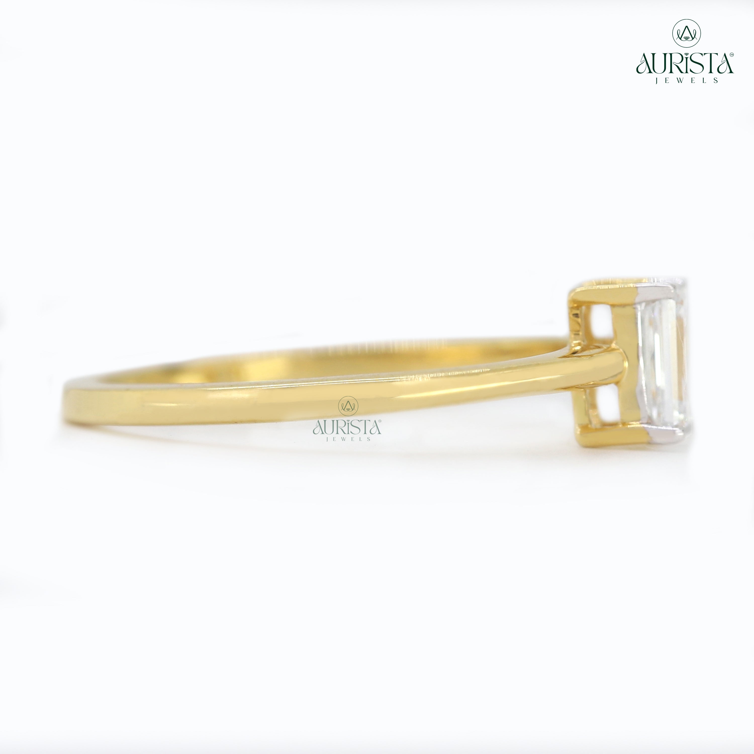 Lustre Divine – Yellow Gold Ring with Emerald Diamond