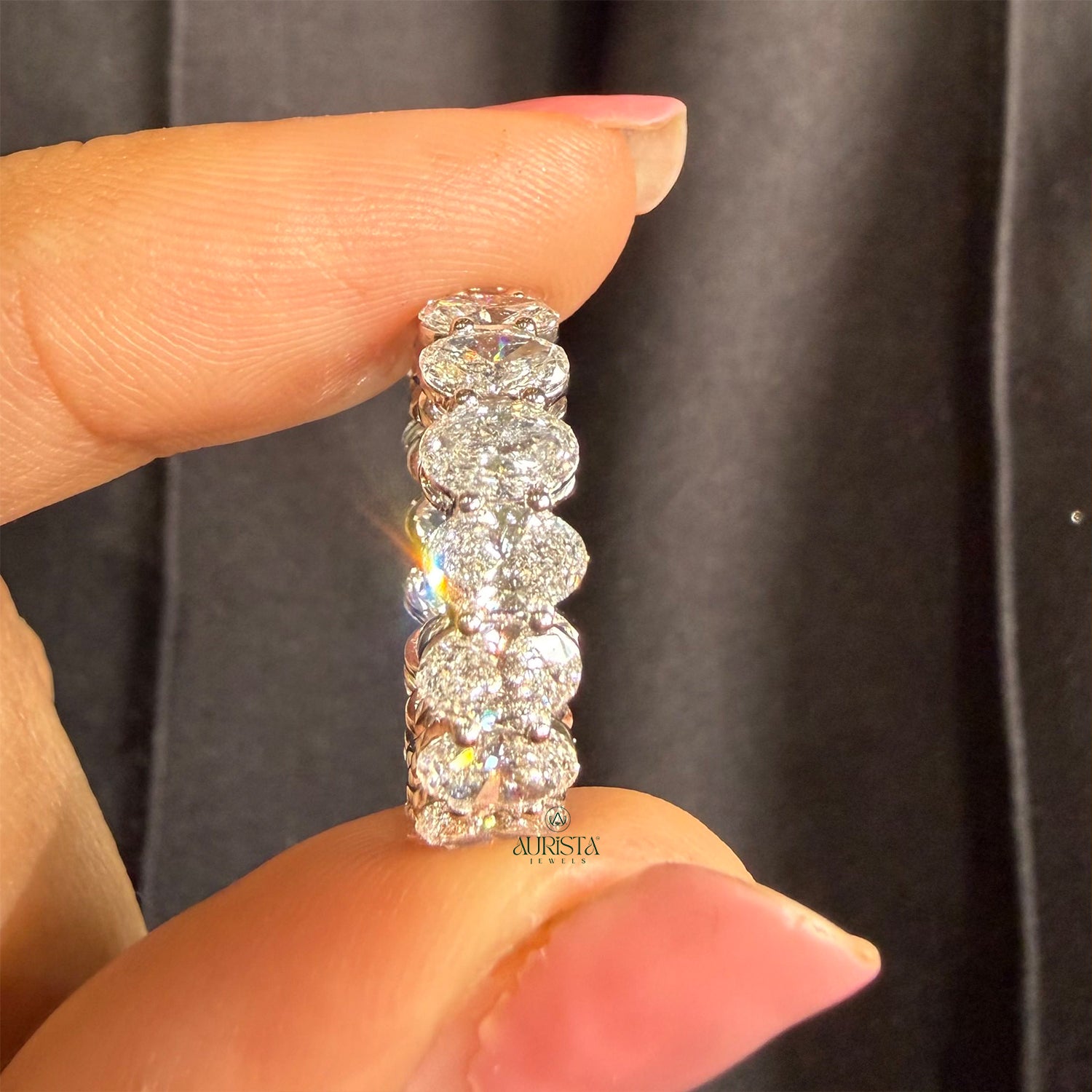 Glow of Eternity – White Gold Band with Oval-Cut Diamond