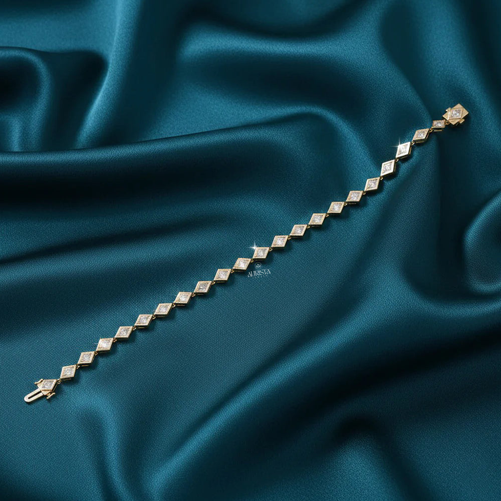 Eternal Embrace – Diamond Bracelet in Yellow Gold