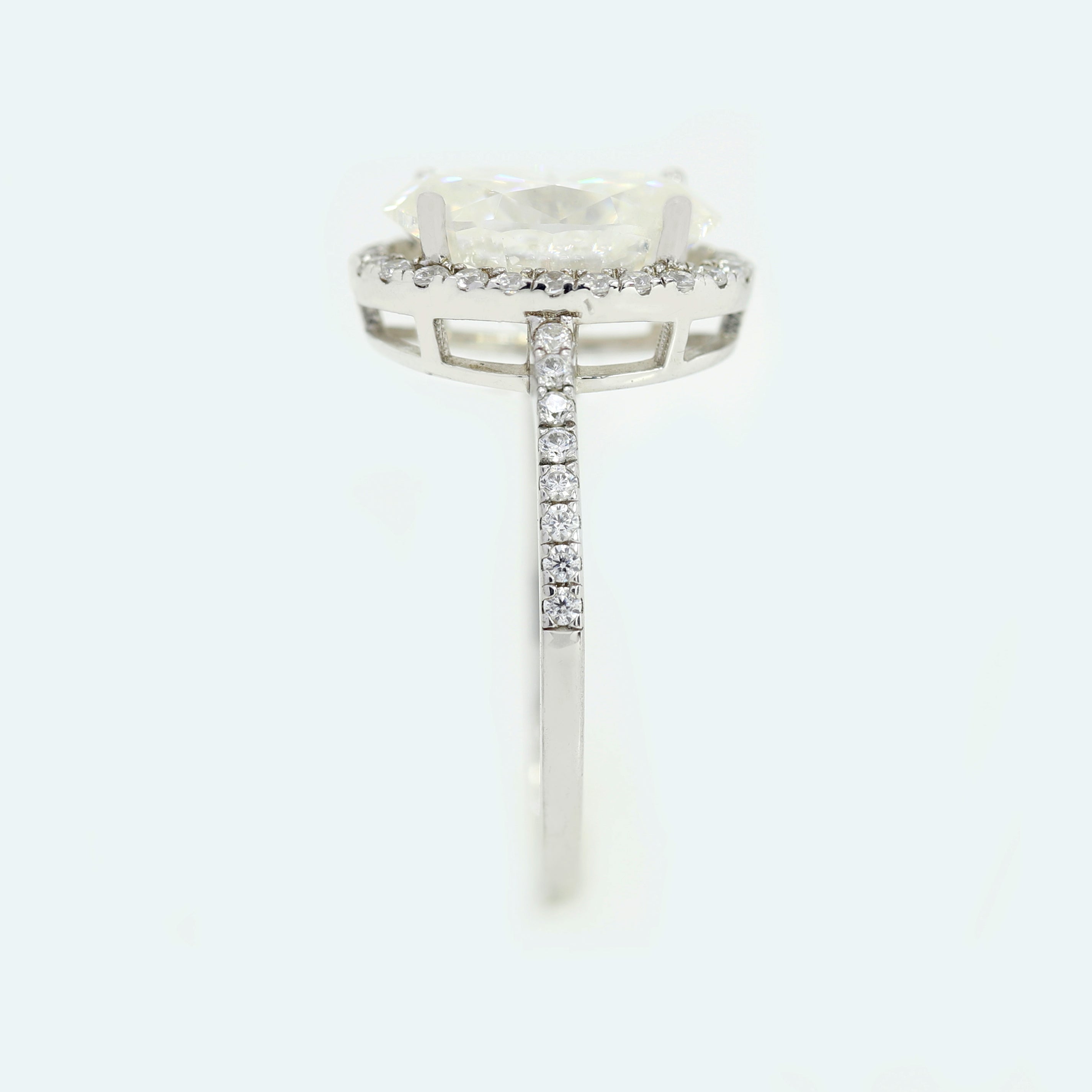 Light of Love – White Gold Ring with Oval Diamond