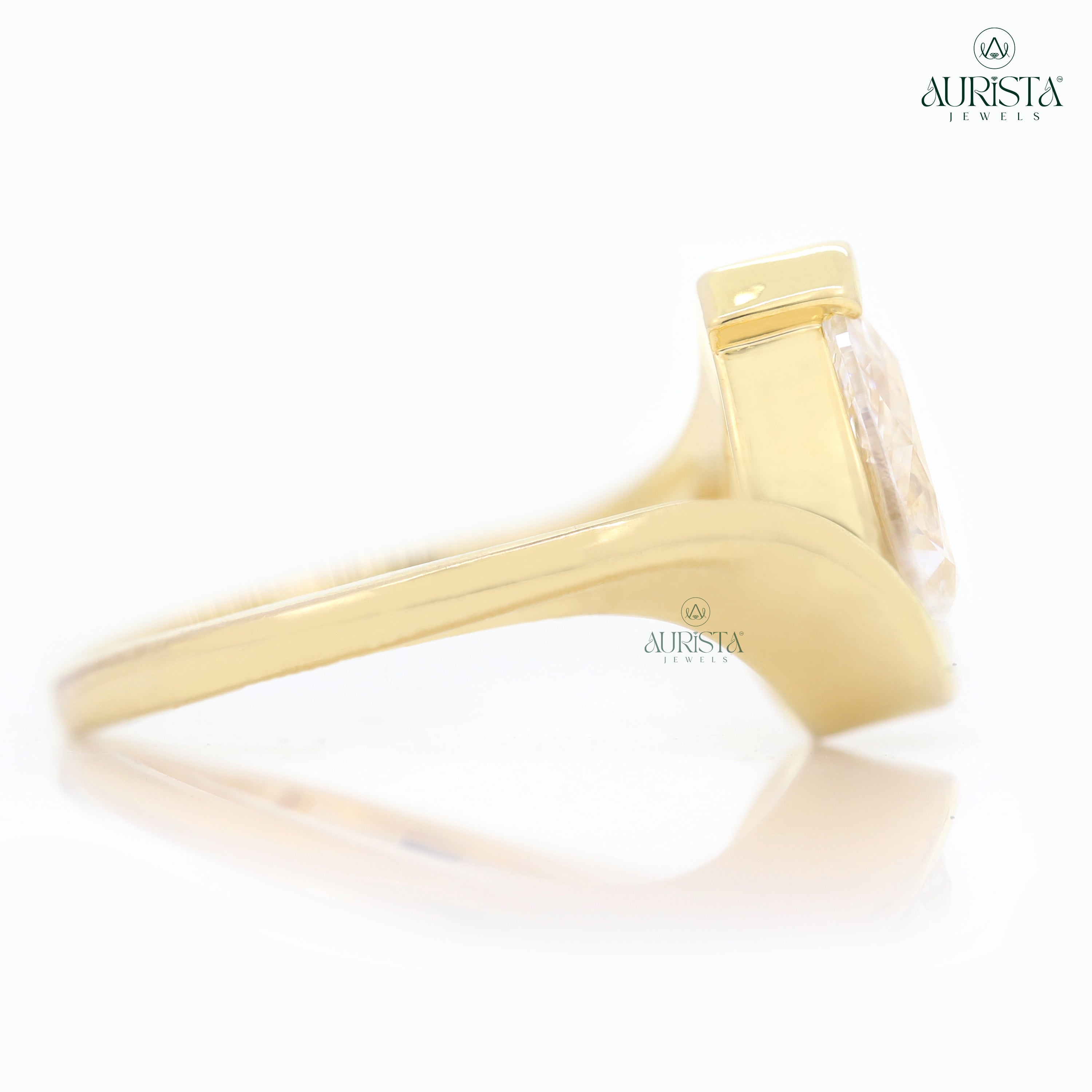 Eternal Touch – Yellow Gold Ring with pear Diamond