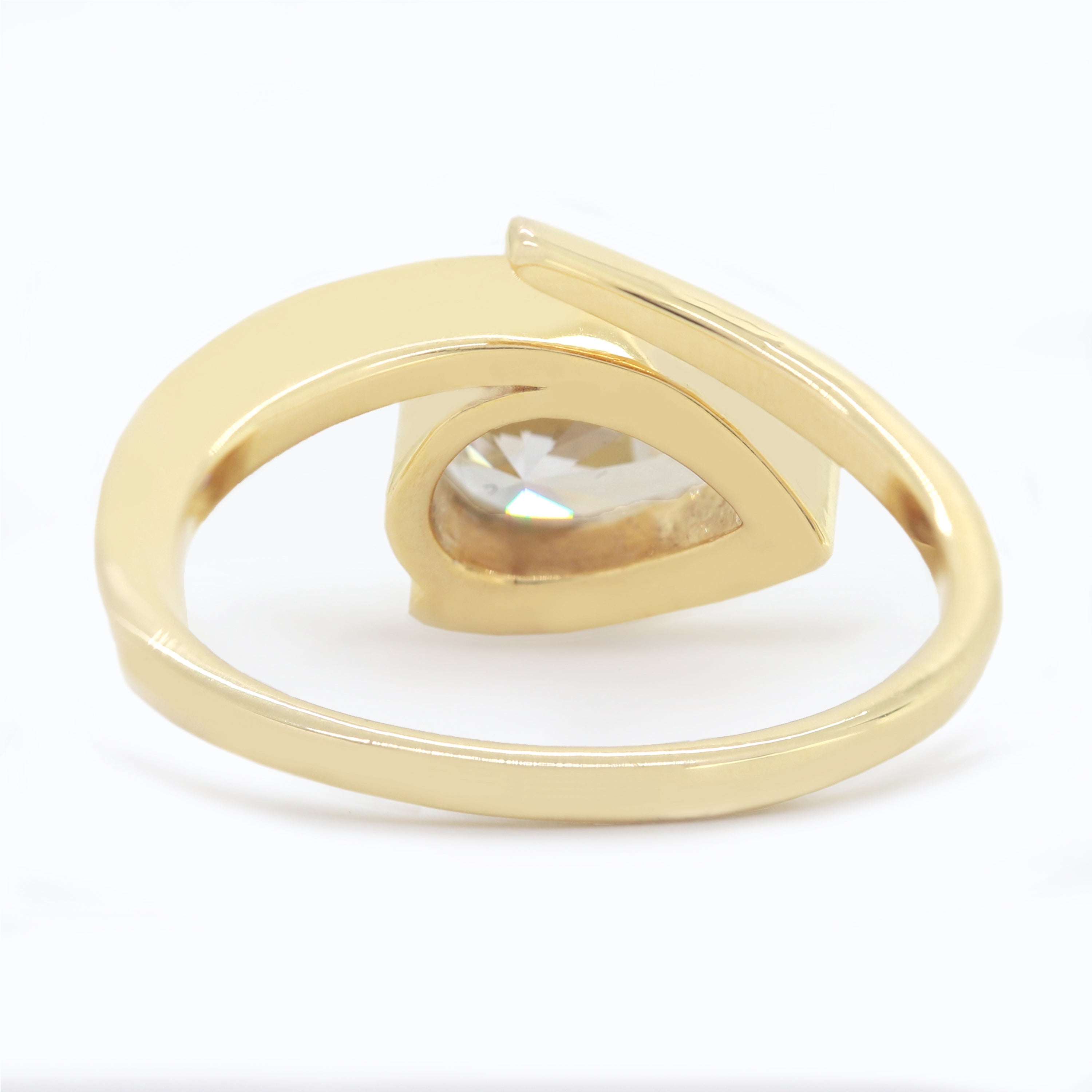 Shine of Promise – Yellow Gold Ring with Solitaire Diamond