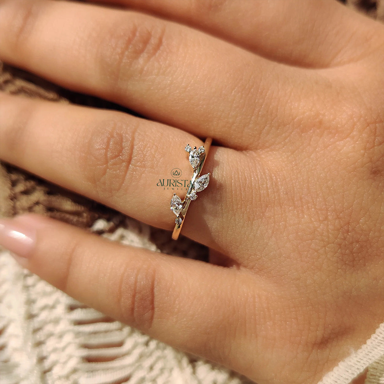 Pure Devotion – Polished Ring with Shimmering Diamond