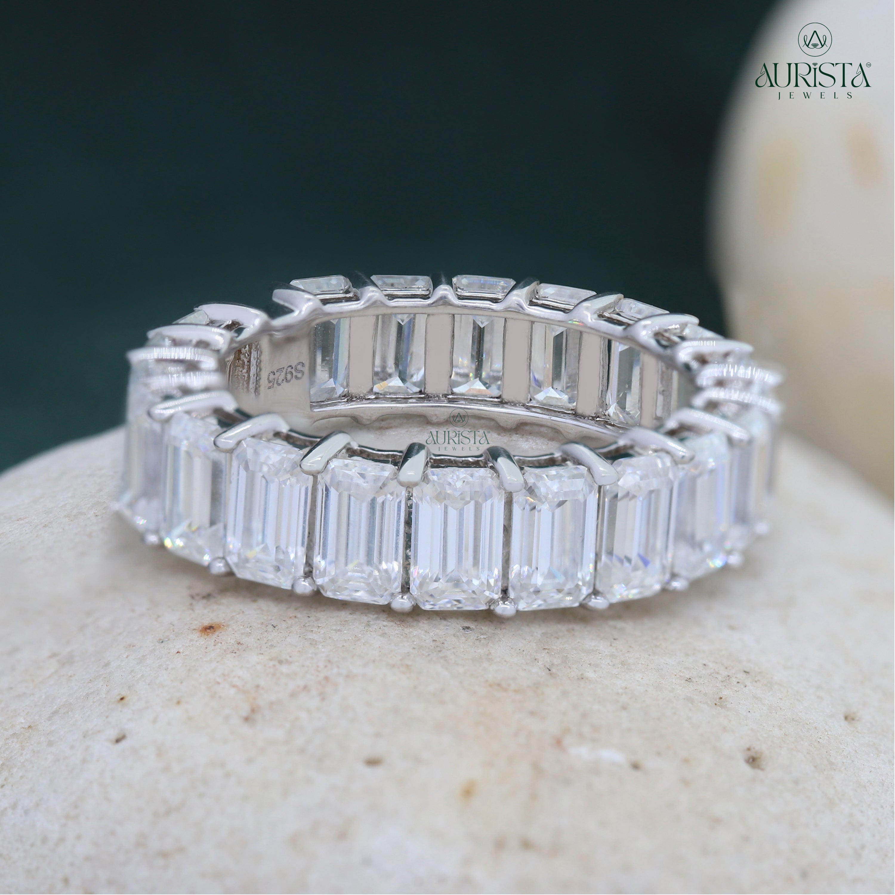 Forever Gleam – White Gold Band with Emerald Diamond