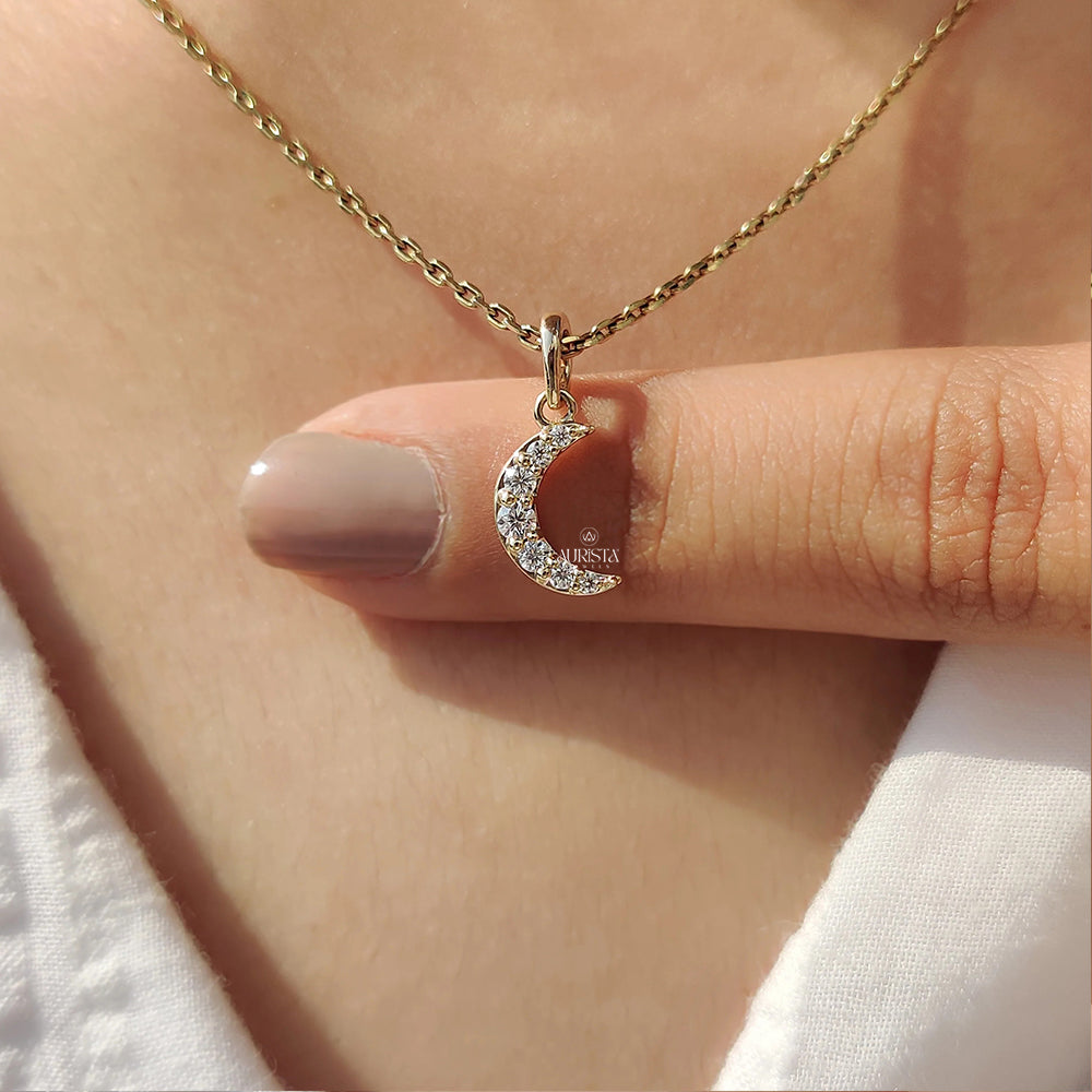 Classic Spark Round Diamond Pendant in Gold