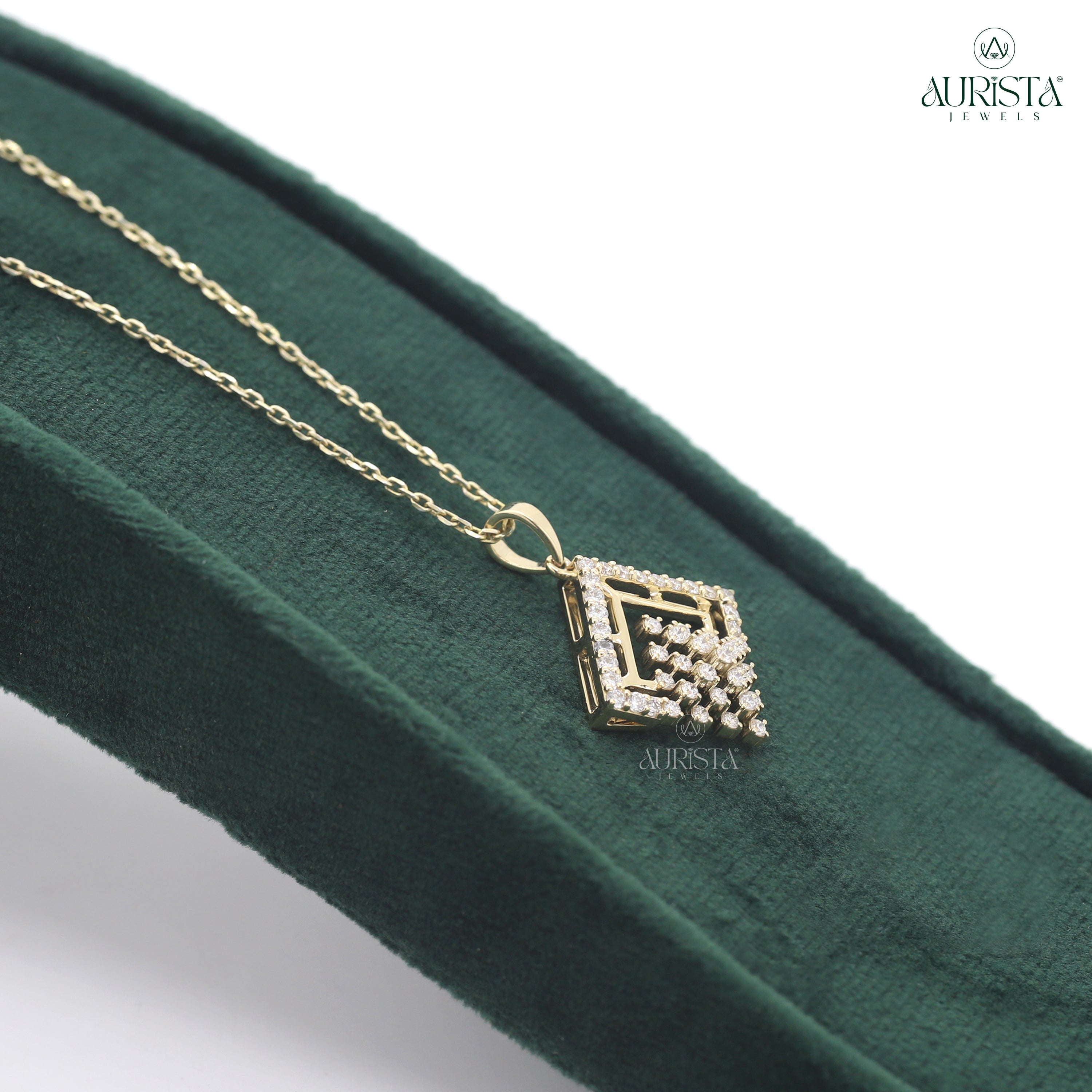 Luminous Charm Round Diamond Pendant in Yellow Gold
