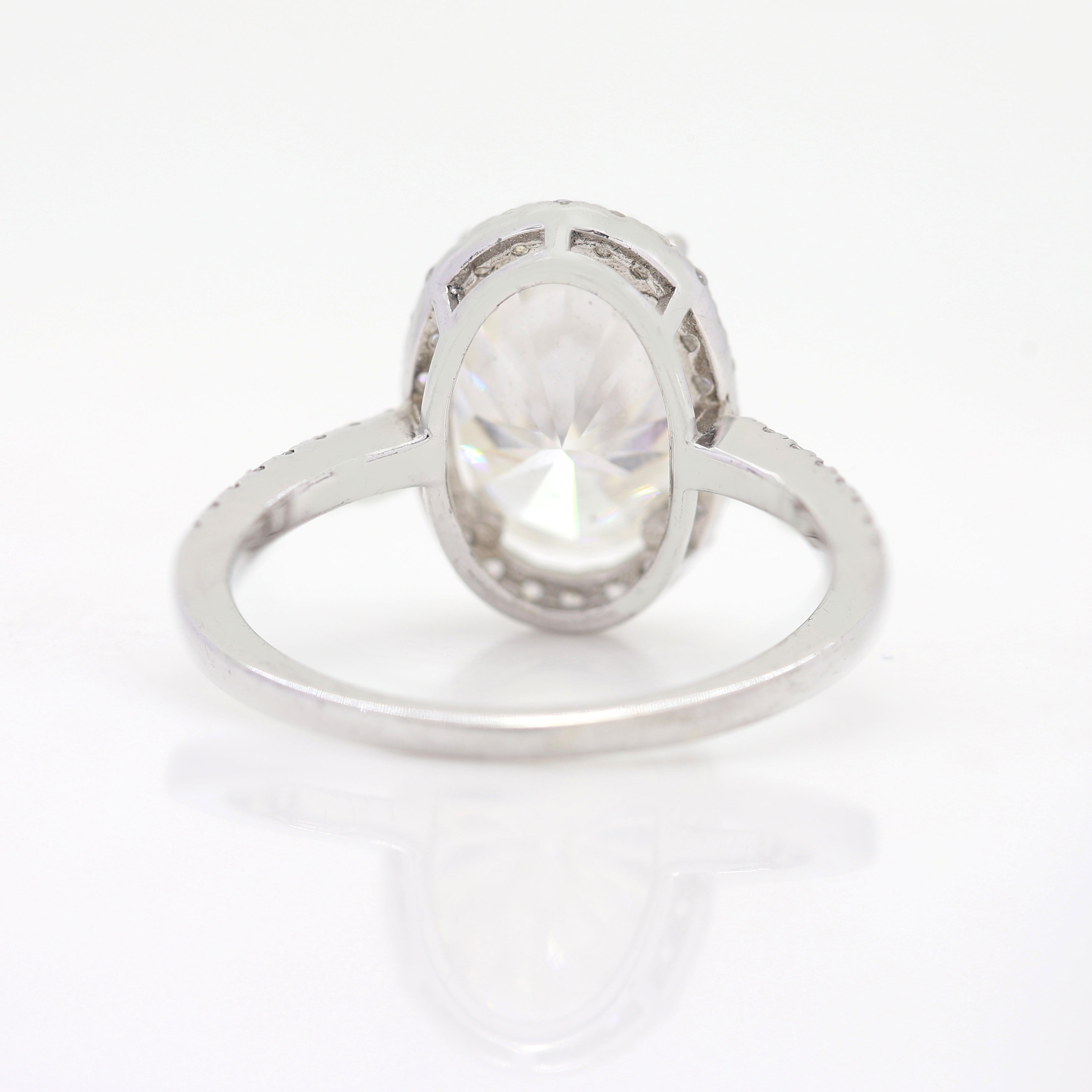 Light of Love – White Gold Ring with Oval Diamond