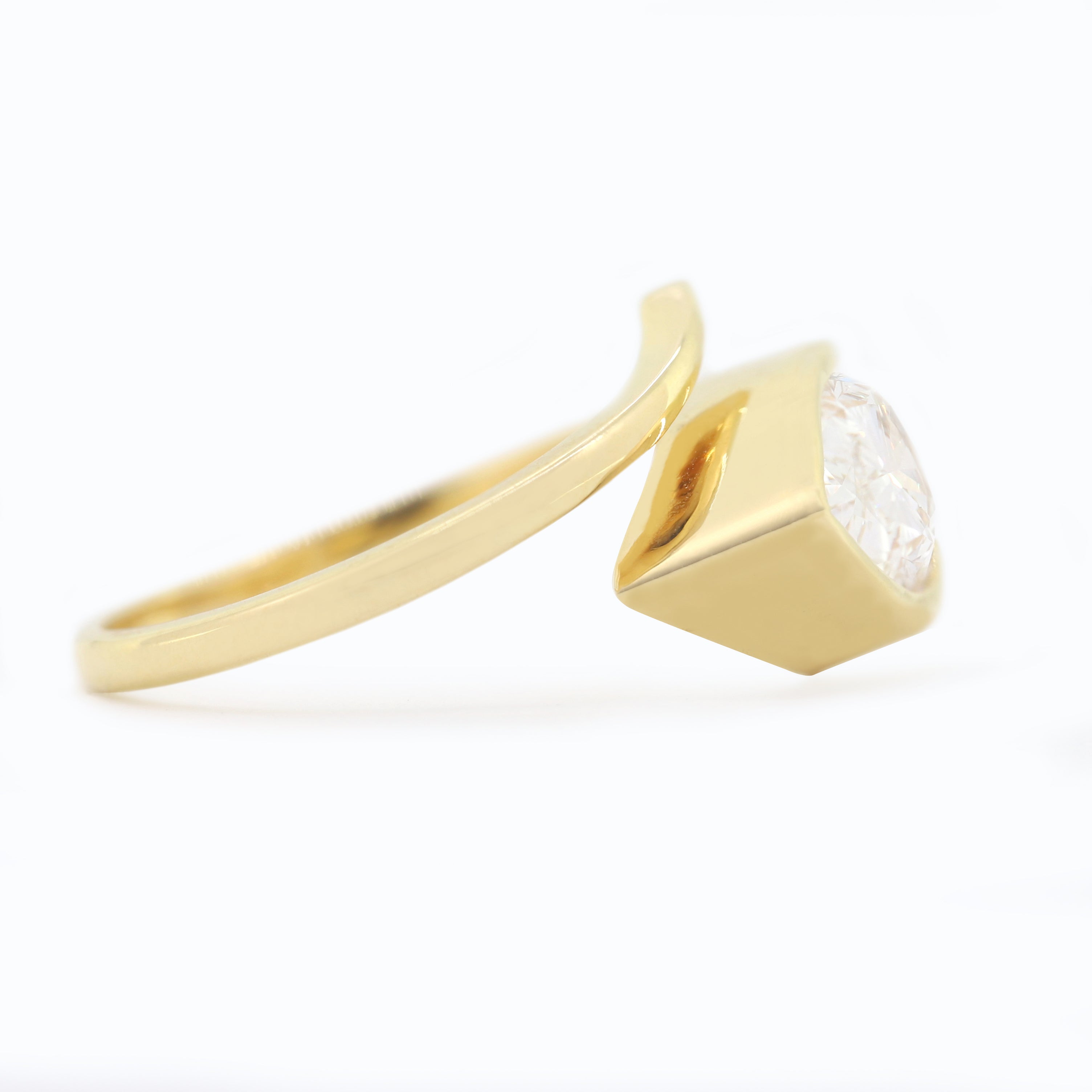 Shine of Promise – Yellow Gold Ring with Solitaire Diamond