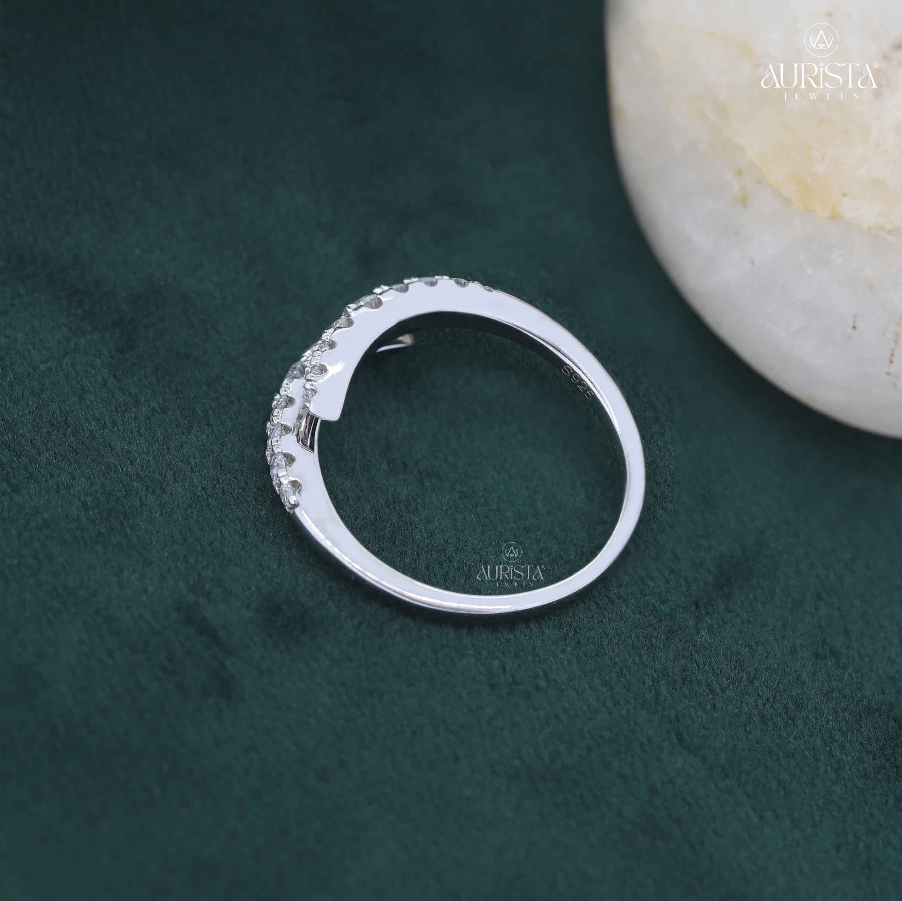 Exquisite Sparkle – White Gold Ring with Round Diamond