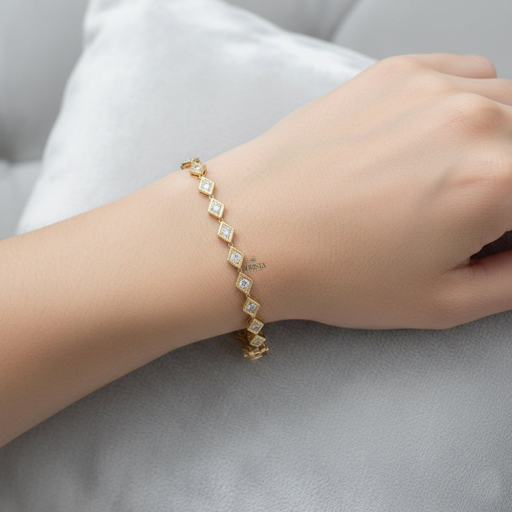 Eternal Embrace – Diamond Bracelet in Yellow Gold