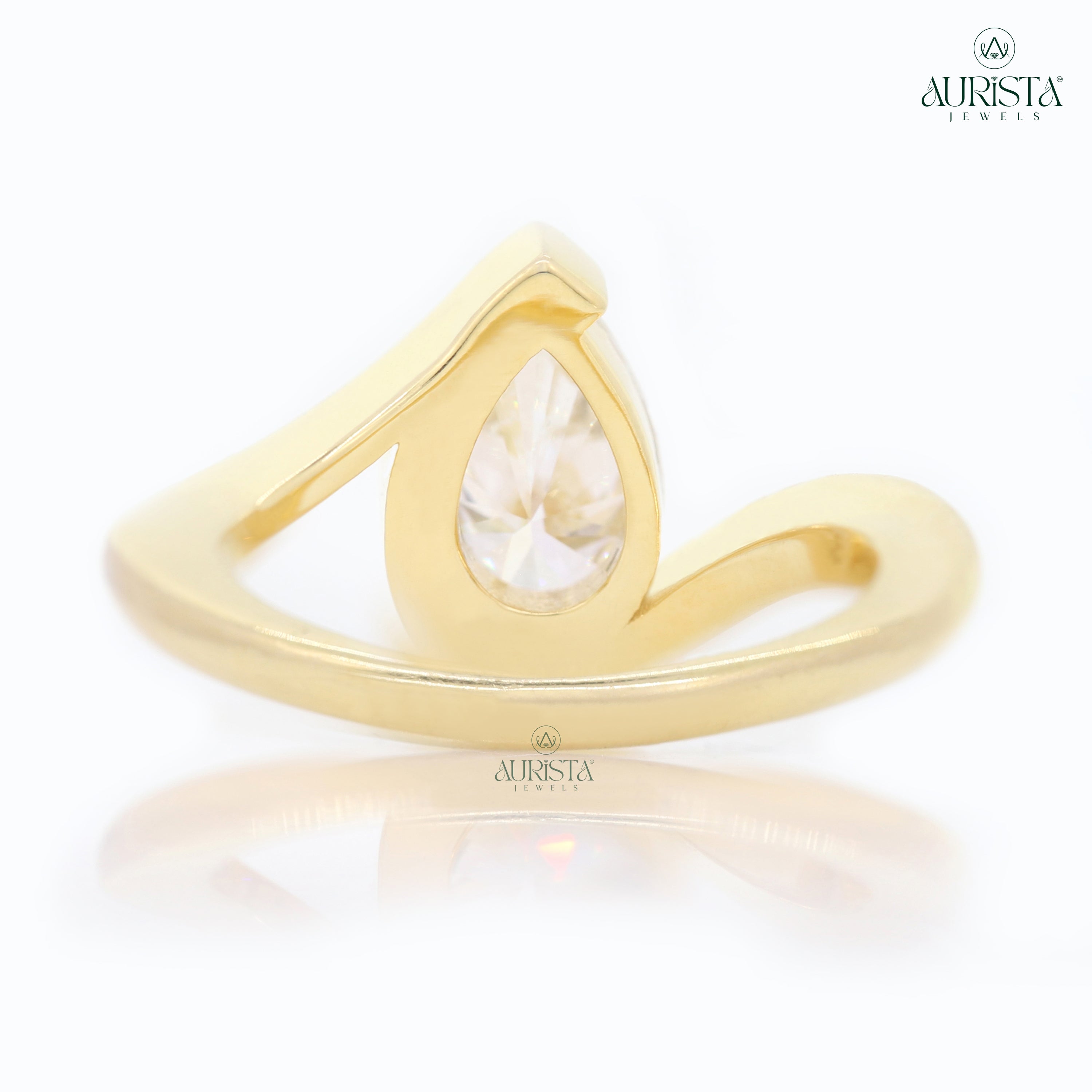 Eternal Touch – Yellow Gold Ring with pear Diamond