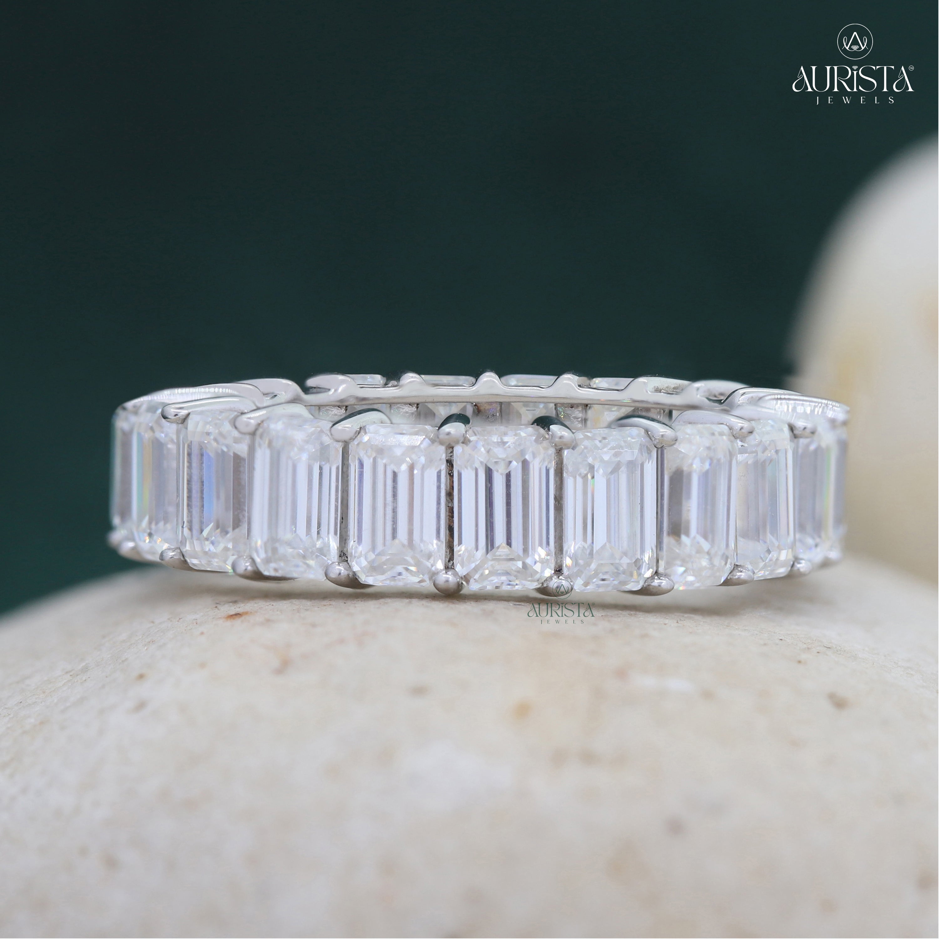 Forever Gleam – White Gold Band with Emerald Diamond