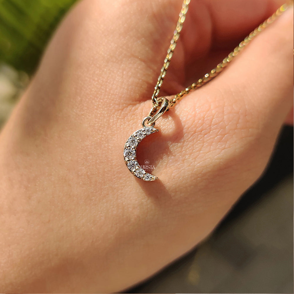 Classic Spark Round Diamond Pendant in Gold