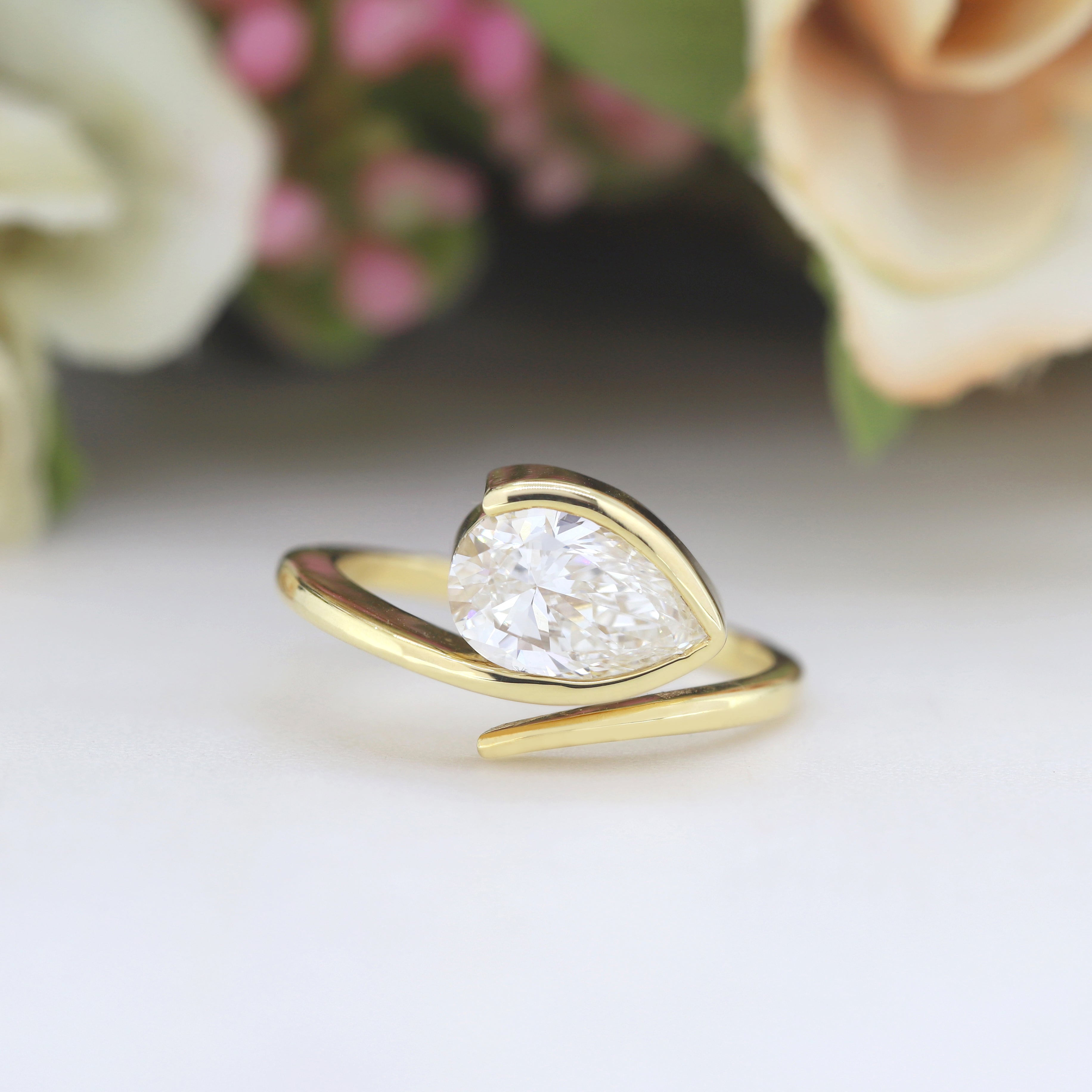 Shine of Promise – Yellow Gold Ring with Solitaire Diamond
