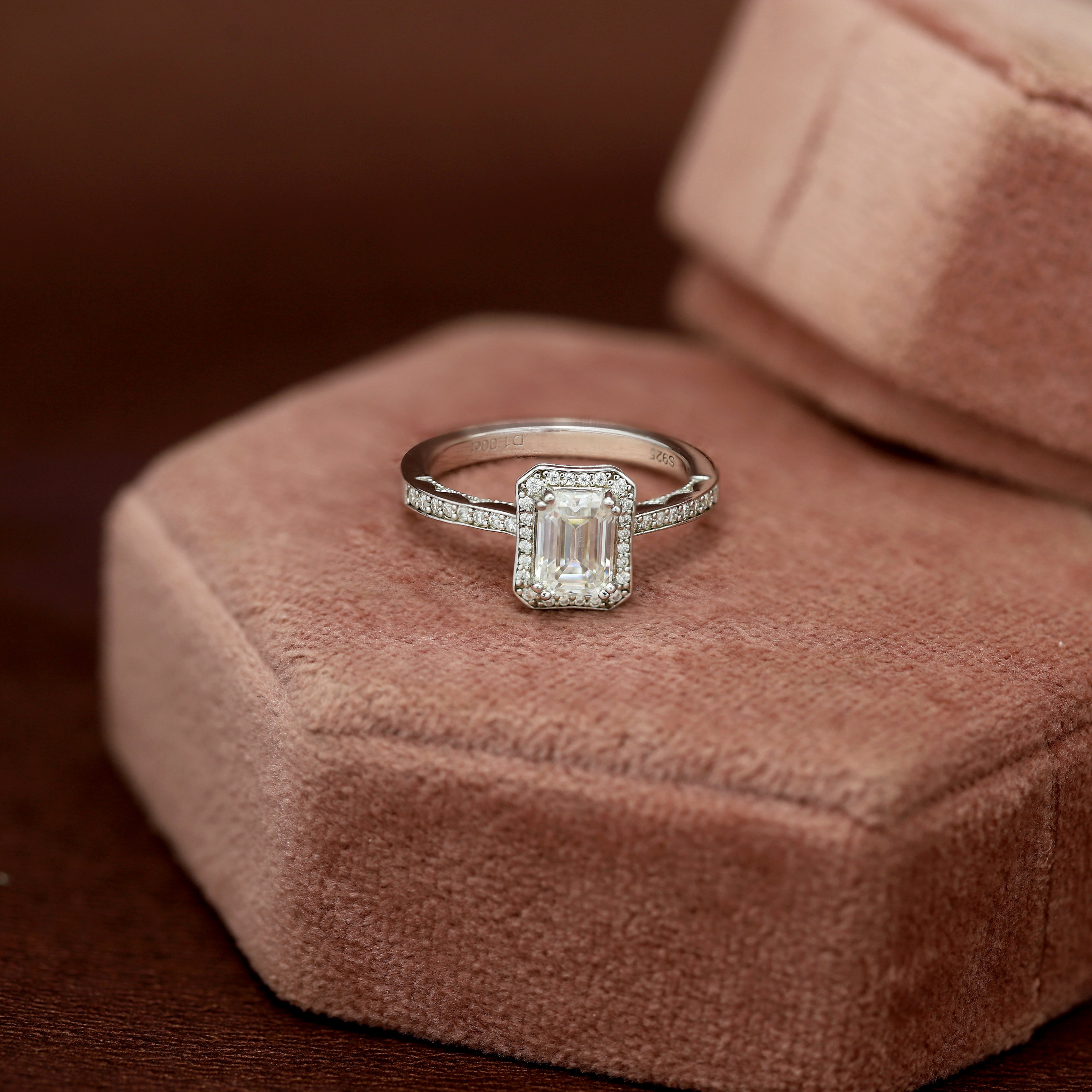 Shine On, Forever – White Gold Ring with Emerald Diamond