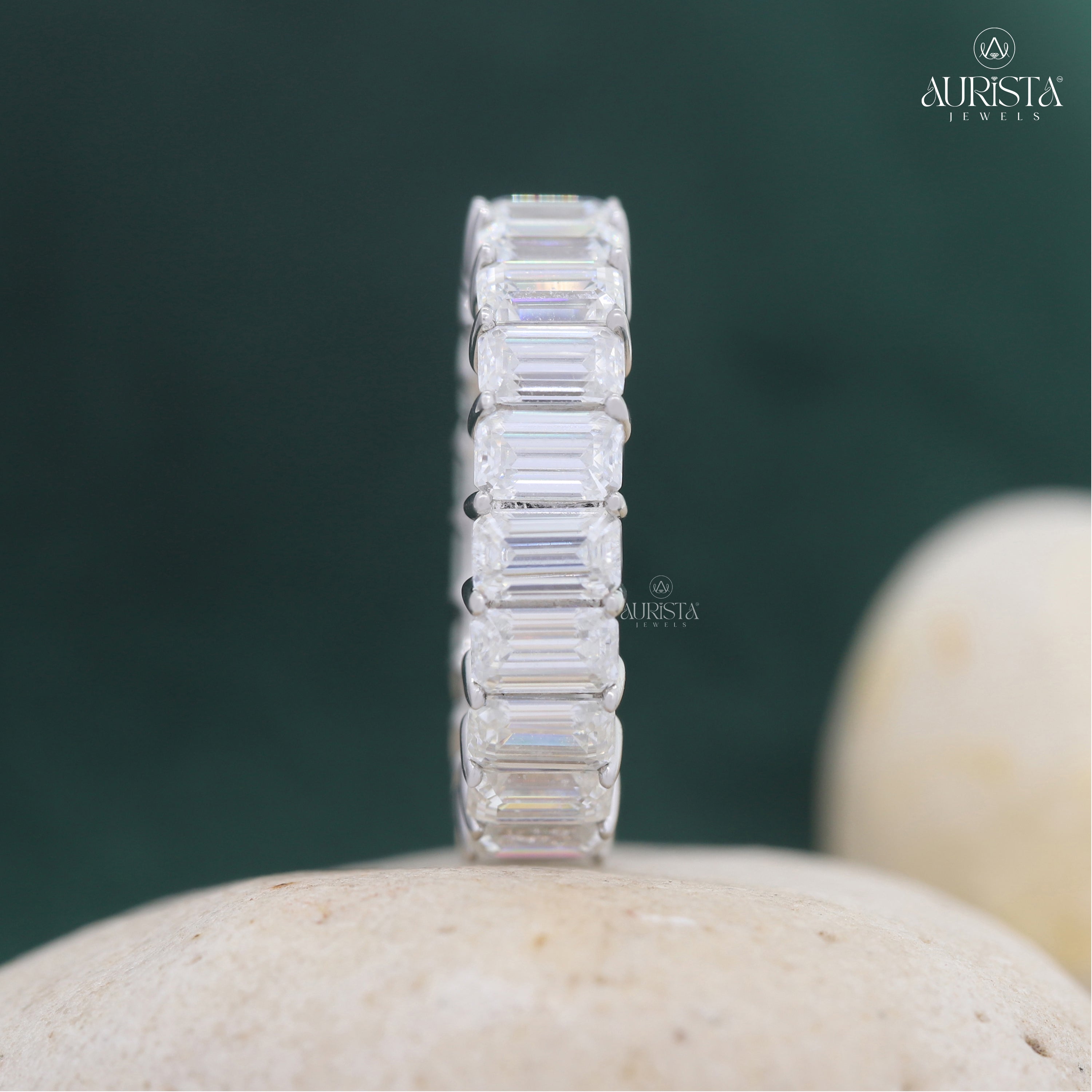 Forever Gleam – White Gold Band with Emerald Diamond