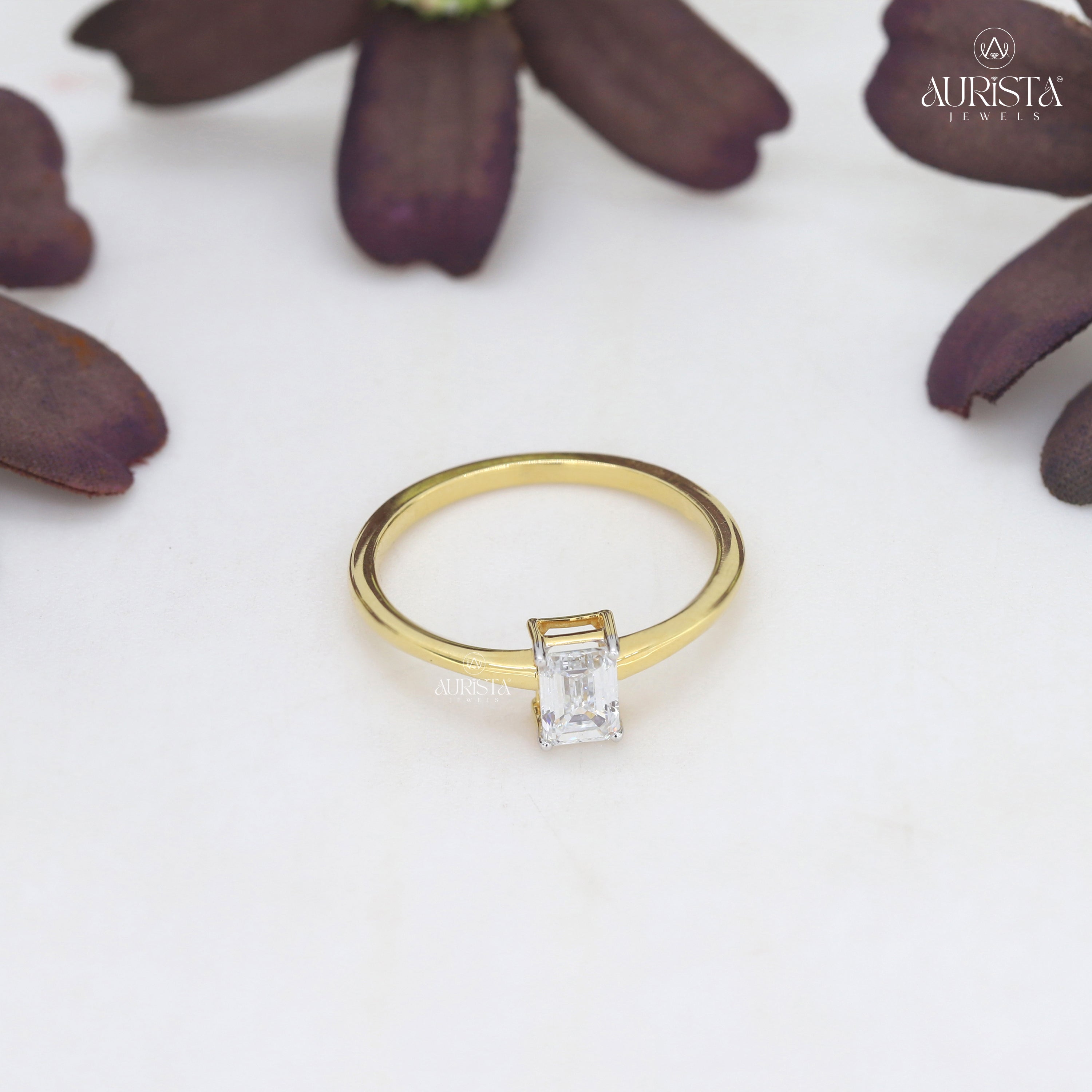 Lustre Divine – Yellow Gold Ring with Emerald Diamond