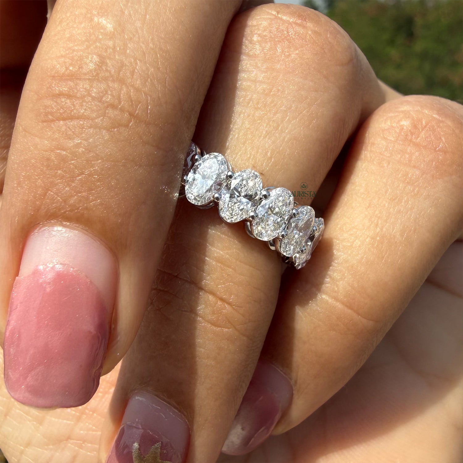 Glow of Eternity – White Gold Band with Oval-Cut Diamond