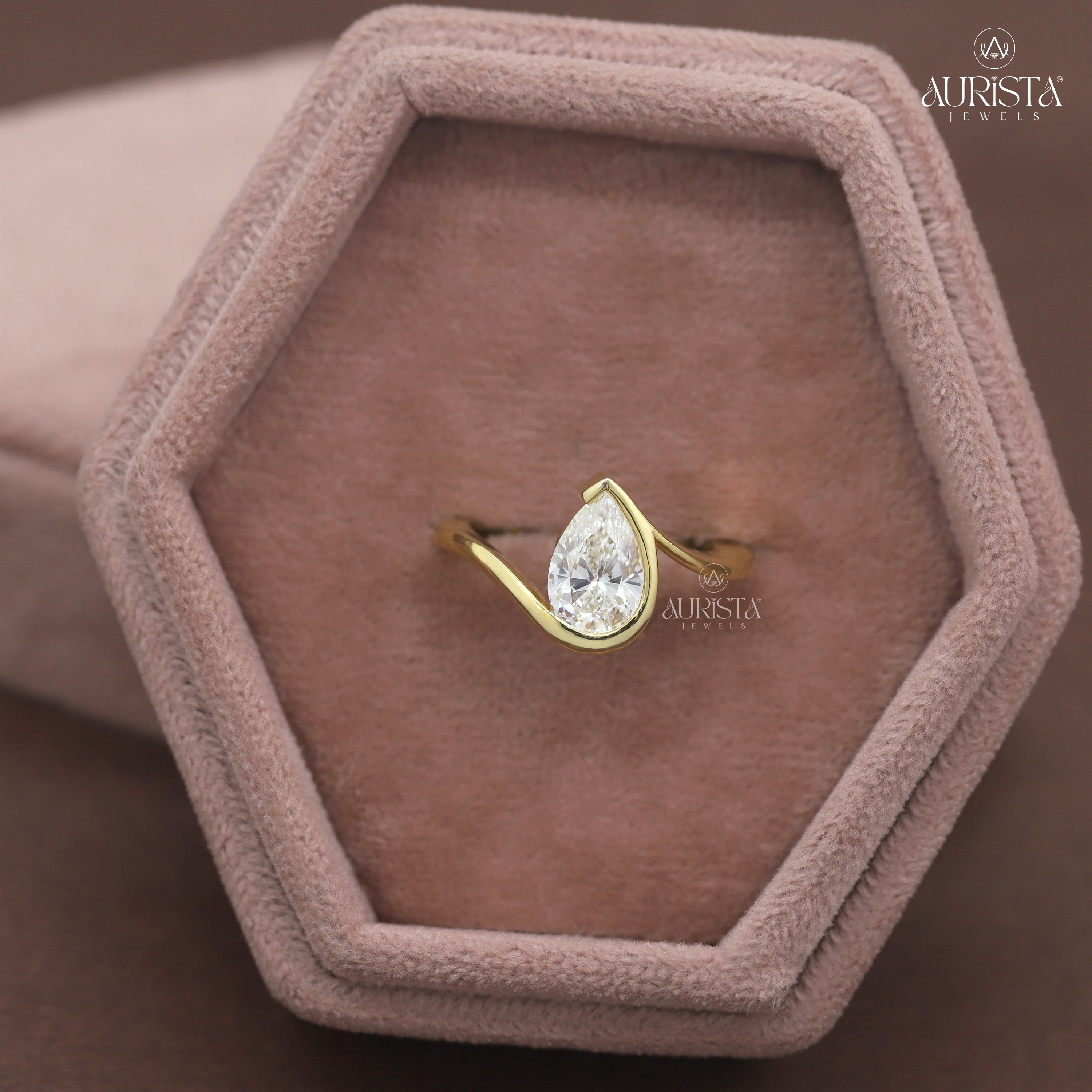 Eternal Touch – Yellow Gold Ring with pear Diamond