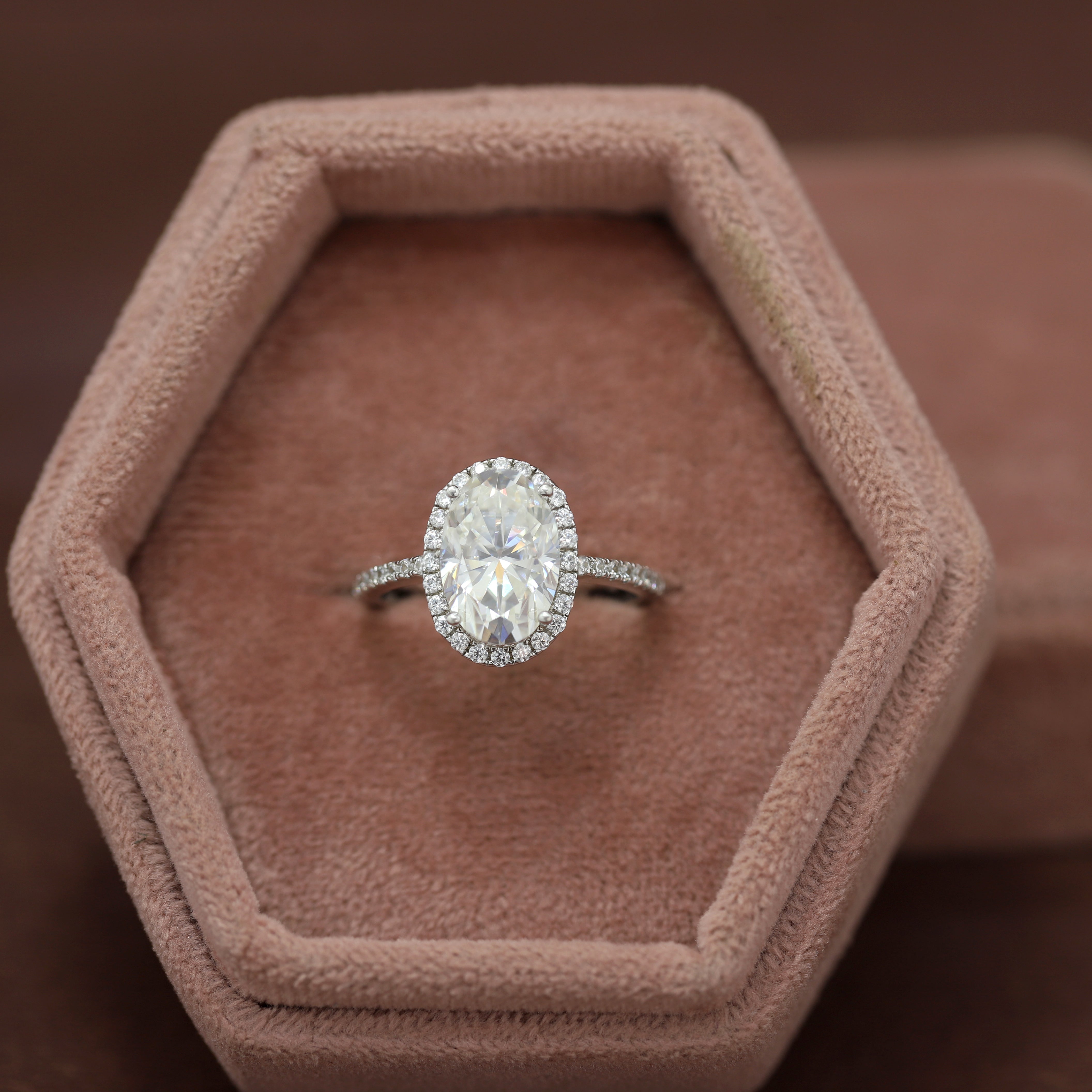 Light of Love – White Gold Ring with Oval Diamond