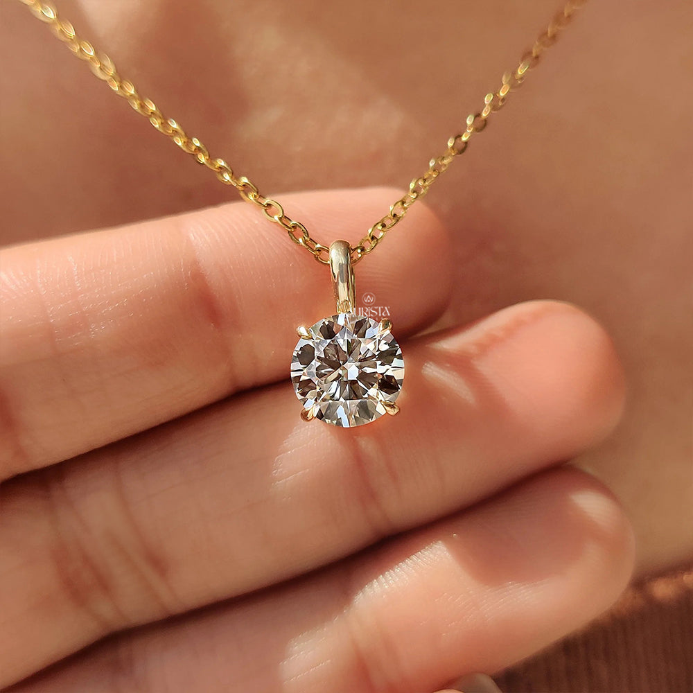 Starry Glow Round Diamond Pendant in Yellow Gold