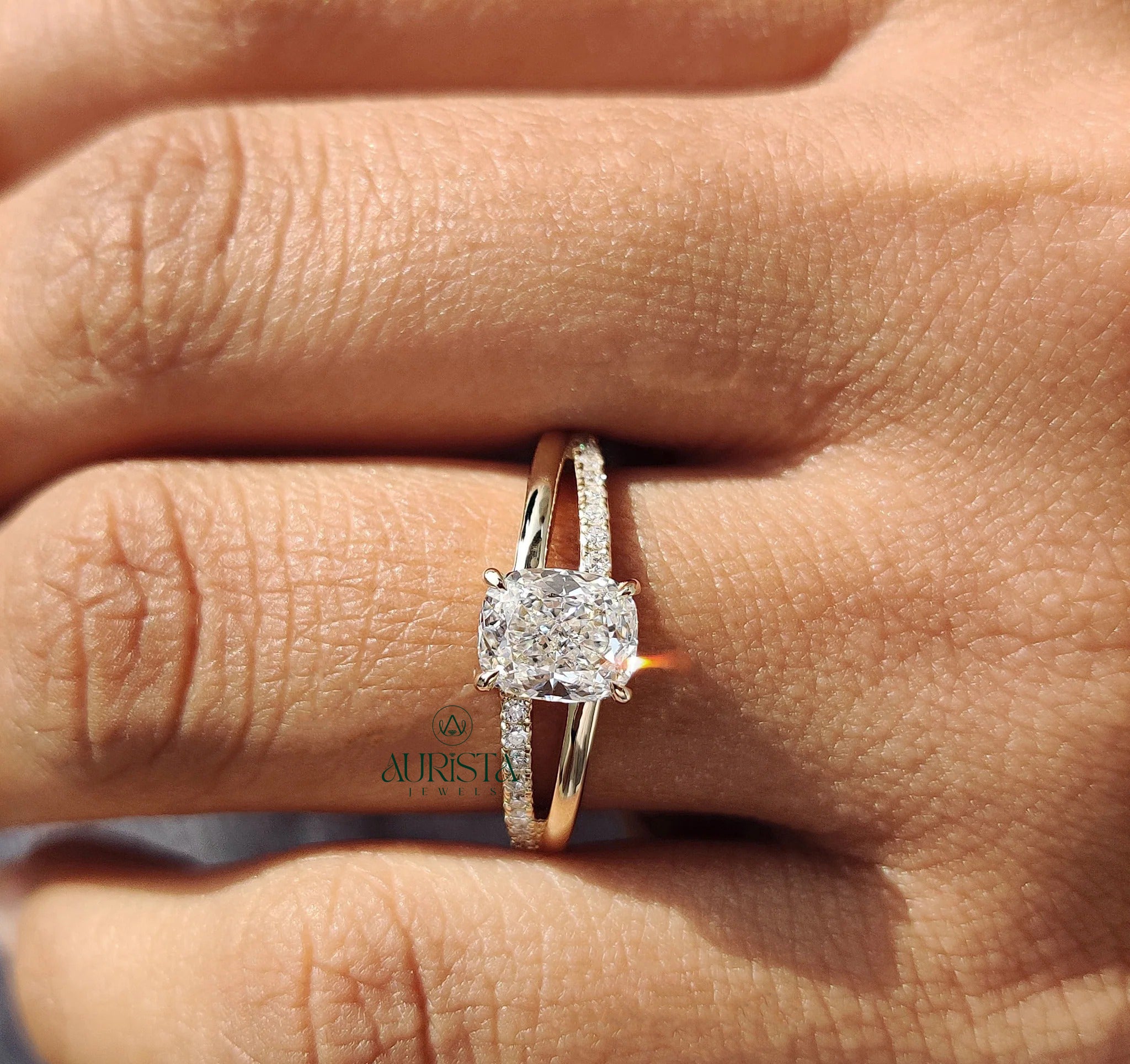 Golden Pave Desire – Classic Ring with Radiant Spark