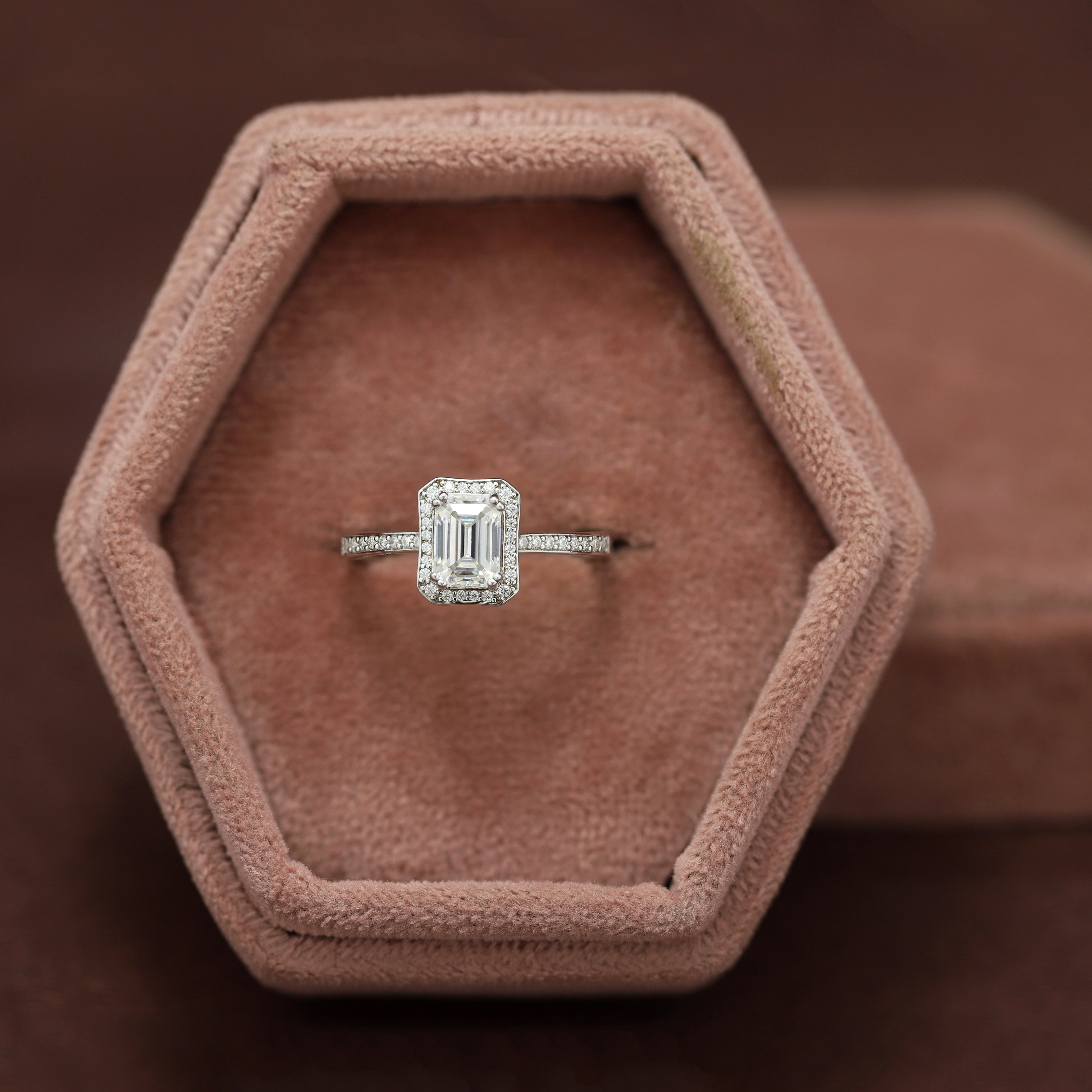 Shine On, Forever – White Gold Ring with Emerald Diamond